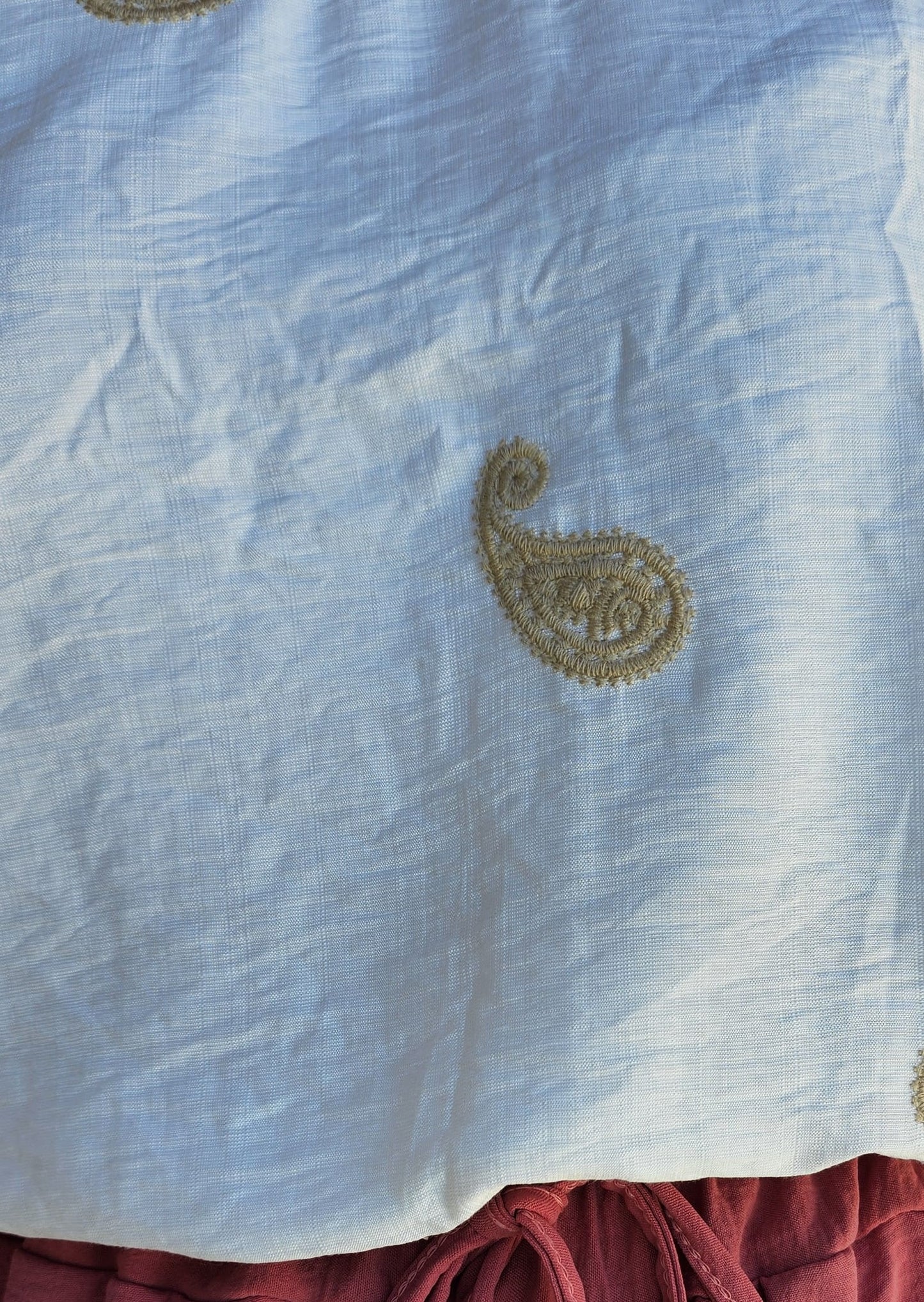 Description: Top fine bretelle blanc et broderie beige Coupe droite Col V Doublure à l'intérieur devant Tailles: S/M (36/38), M/L (38/40), L(40), XL(42), XXL(44), XXXL(46), XXXXL(48) Dimensions et Conseils Taille: Longueur indicative : 52 cm Nadège mesure 1.55m porte la taille XXXL pour son 46 habituel. Composition et Entretien: 100% Coton Veuillez lire attentivement les instructions qui se trouvent sur l'étiquette du vêtement. Lavage à la main.