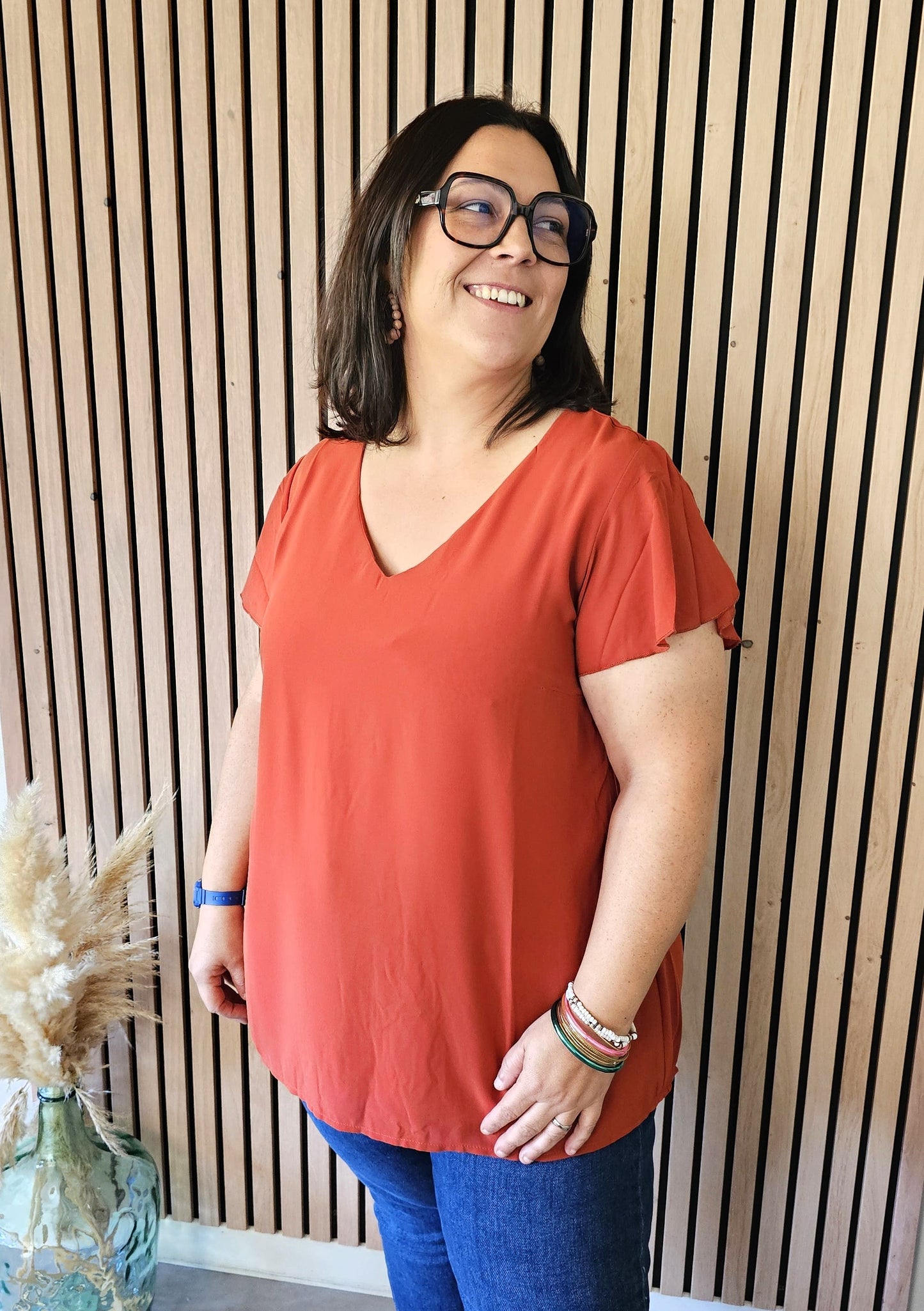 La blouse manches courtes avec un col en V est une pièce élégante et polyvalente, idéale pour un look à la fois casual et raffiné. Sa coupe flatteuse et son tissu léger en polyester en font un incontournable pour toutes les saisons.
Dimensions et Conseils Taille :
Nadège mesure 1,55 m et porte la taille 3 pour son 46 habituel.
Prendre une taille haut dessus de votre taille habituel.
Composition et Entretien :
100% Polyester.
Veuillez lire attentivement les instructions d’entretien sur l’étiquette du vêteme