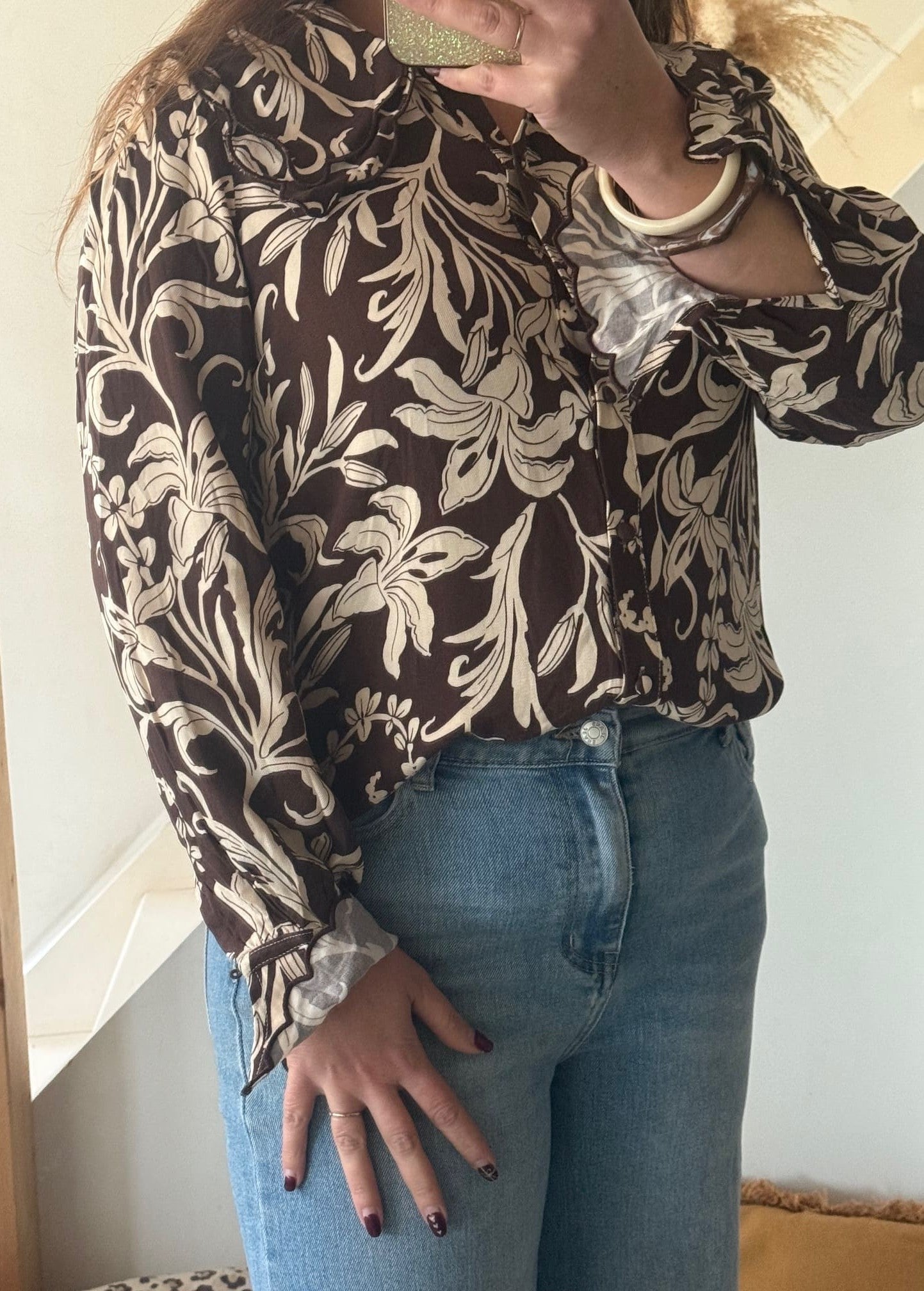 Image principale
Blouse imprimée chocolat à motifs floraux écru pour femme
Image portée
Blouse chocolat à motifs floraux portée avec jean pour look chic
Détail tissu
Détail de l’imprimé floral sur blouse femme couleur chocolat