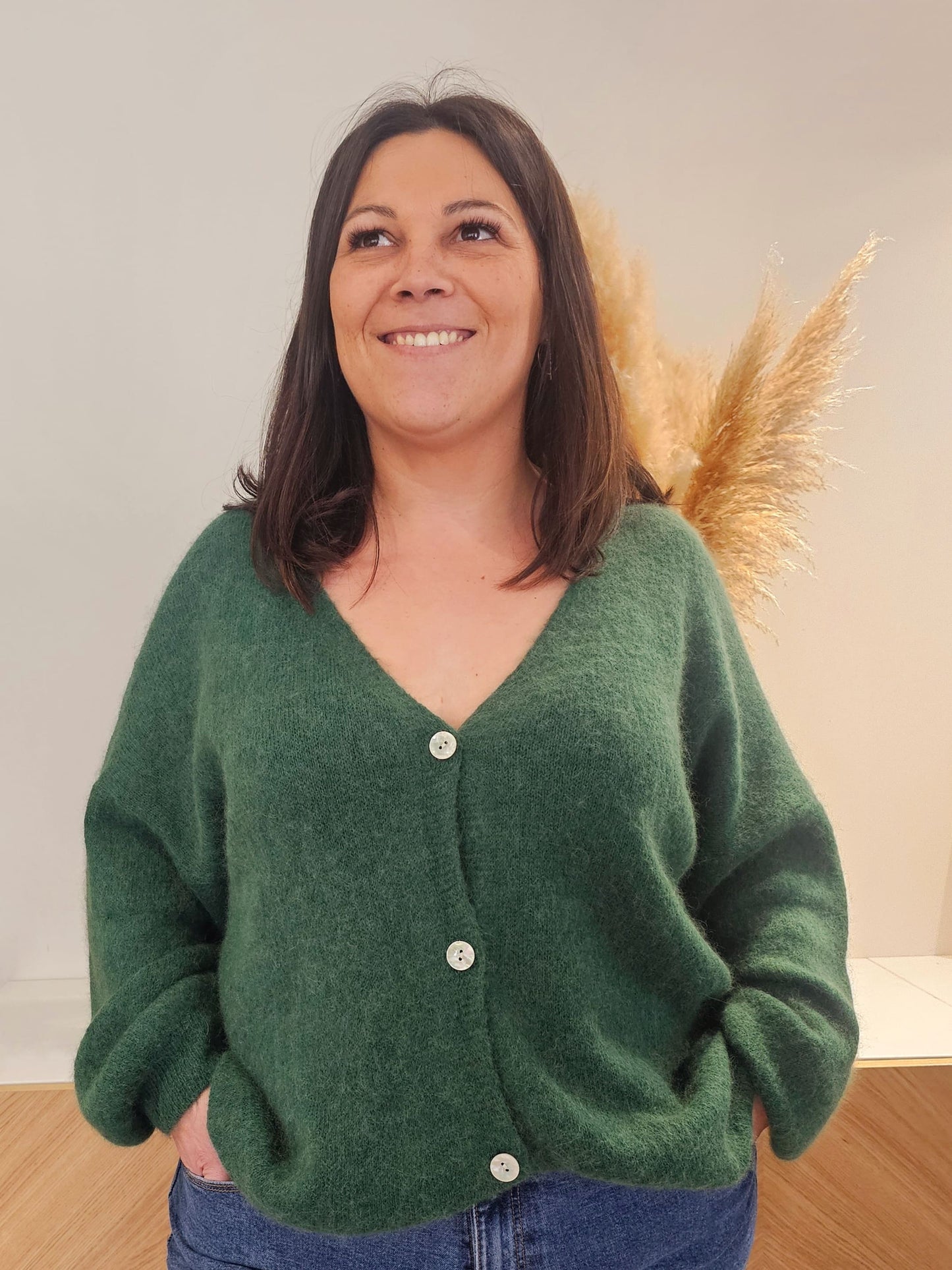 Le Gilet Selena en maille douce est doté d'un décolleté en V et de boutons écru. Les manches longues et la coupe droite ajoutent une touche de confort à cette pièce. Sa maille douce est agréable au toucher et ne gratte pas, pour une expérience de port parfaite. Taille: TU (42/48)