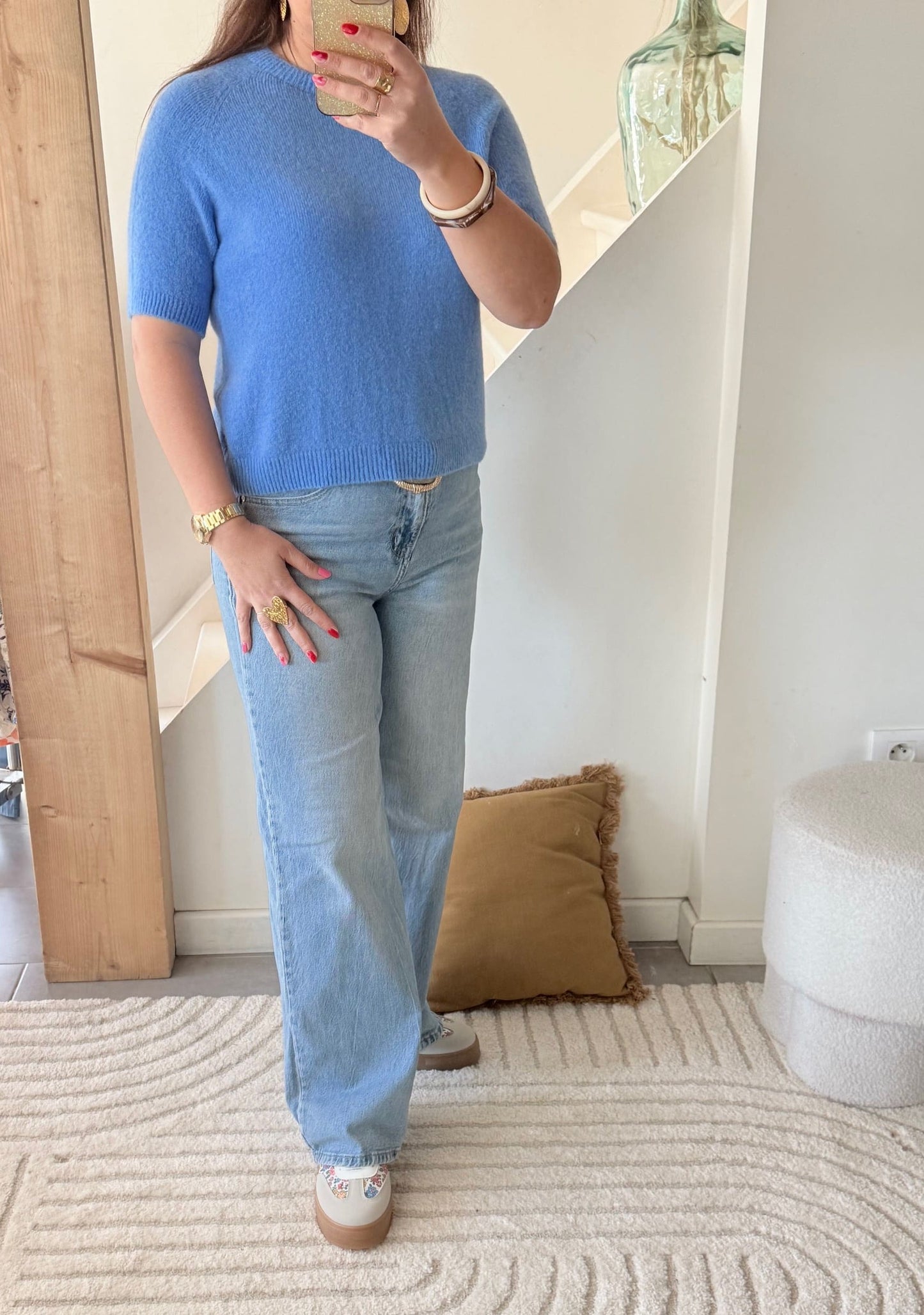 🖼️ Image principale
Pull femme manches courtes en maille douce coupe droite
🖼️ Image portée
Pull manches courtes femme porté avec jean pour look casual chic
🖼️ Détail matière
Détail maille douce pull femme manches courtes
🖼️ Vue de face
Pull femme col rond manches courtes coupe confortable