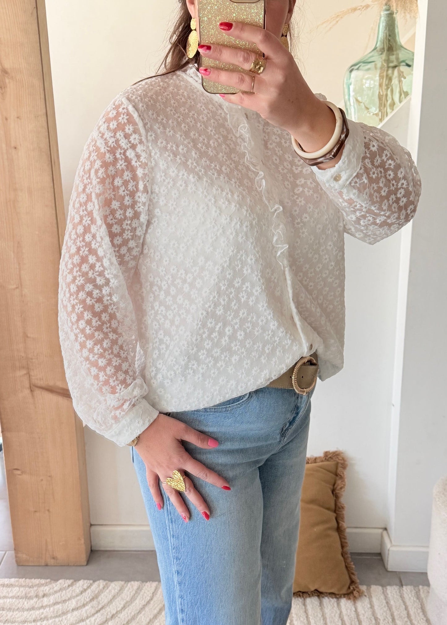 Blouse en dentelle fleurie à col volanté