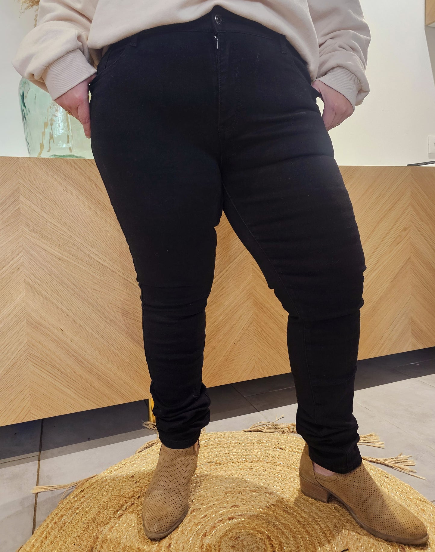 Jeans Taille haute soulignent agréablement votre silhouette et se ferment par bouton et fermeture éclaire.