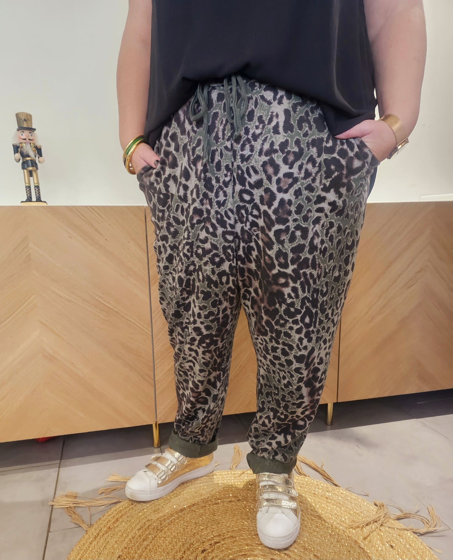 Le Pantalon TESSA est un pantalon de jogging léger avec un tissu extensible et quatre poches pratiques. Sa taille haute est dotée d'un lien de serrage élastique pour un ajustement parfait. Taille unique, il convient aux tailles 46 à 56 (tour de taille de 88 à 130cm, tour de hanches de 140 à 160cm) avec une longueur de 108cm et un entrejambe de 74cm.