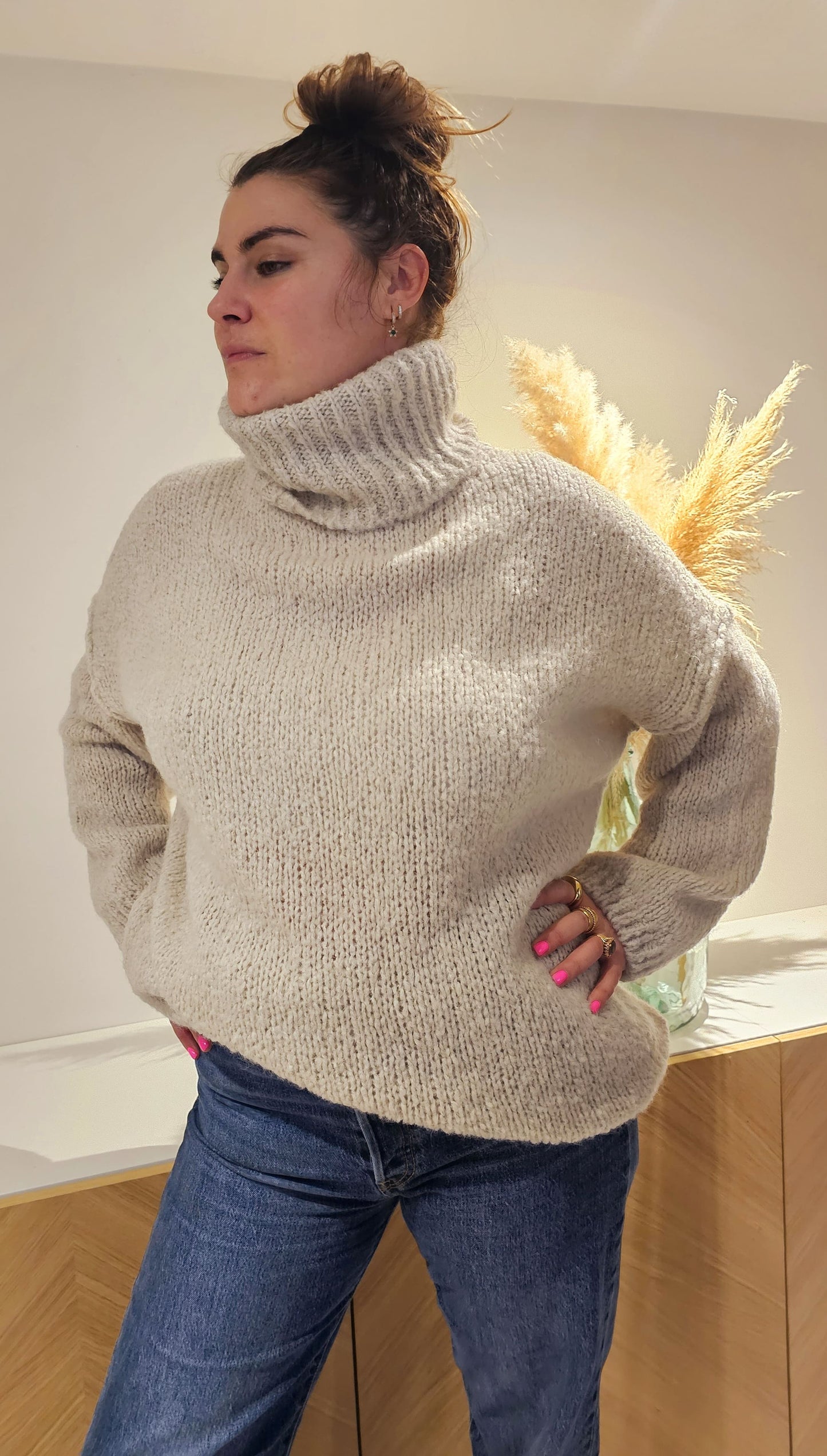 Profitez de l'élégance et du confort douillet avec notre Pull doux en laine mohair à col roulé. Avec sa coupe loose oversize et son col roulé, ce pull ajoute une touche de style à votre garde-robe. Les manches longues ballon apportent une allure décontractée et sophistiquée. Taille unique, il convient parfaitement aux tailles 36 à 48.
