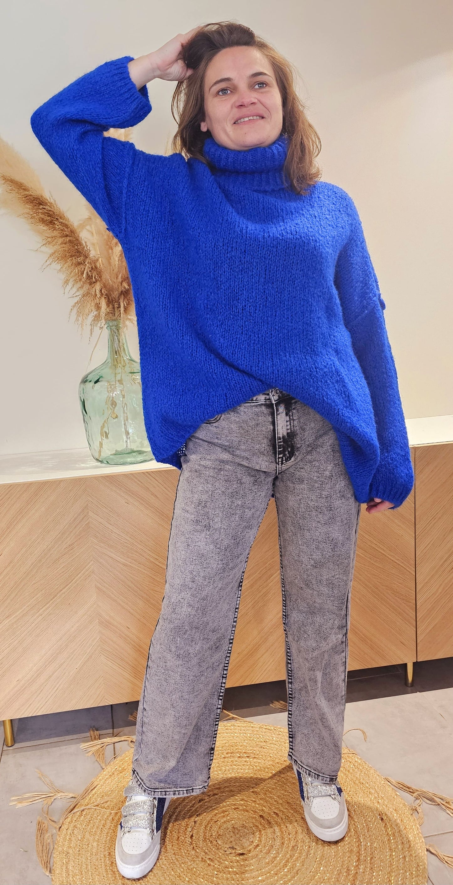 Profitez de l'élégance et du confort douillet avec notre Pull doux en laine mohair à col roulé. Avec sa coupe loose oversize et son col roulé, ce pull ajoute une touche de style à votre garde-robe. Les manches longues ballon apportent une allure décontractée et sophistiquée. Taille unique, il convient parfaitement aux tailles 36 à 48.