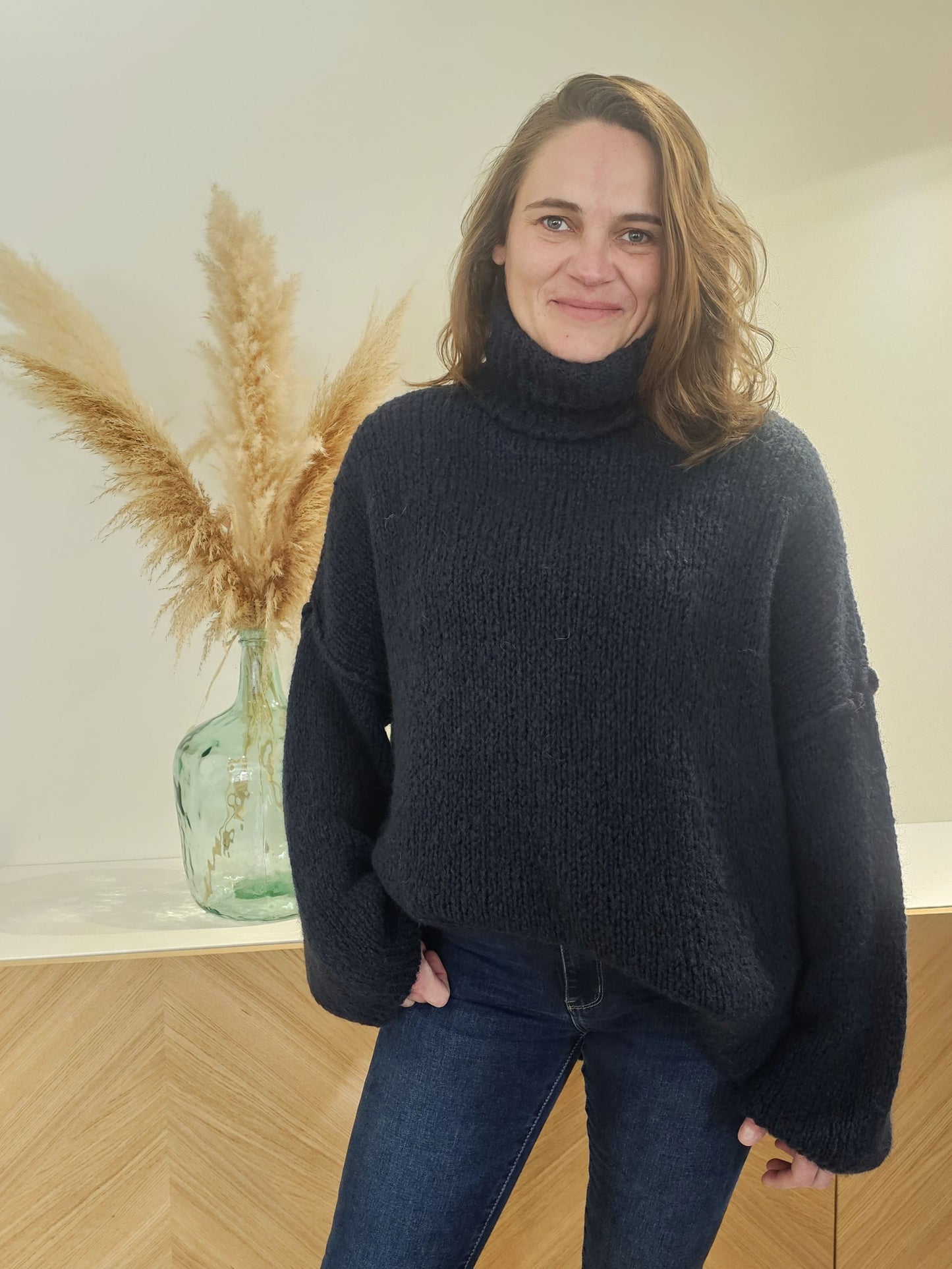 Profitez de l'élégance et du confort douillet avec notre Pull doux en laine mohair à col roulé. Avec sa coupe loose oversize et son col roulé, ce pull ajoute une touche de style à votre garde-robe. Les manches longues ballon apportent une allure décontractée et sophistiquée. Taille unique, il convient parfaitement aux tailles 36 à 48.