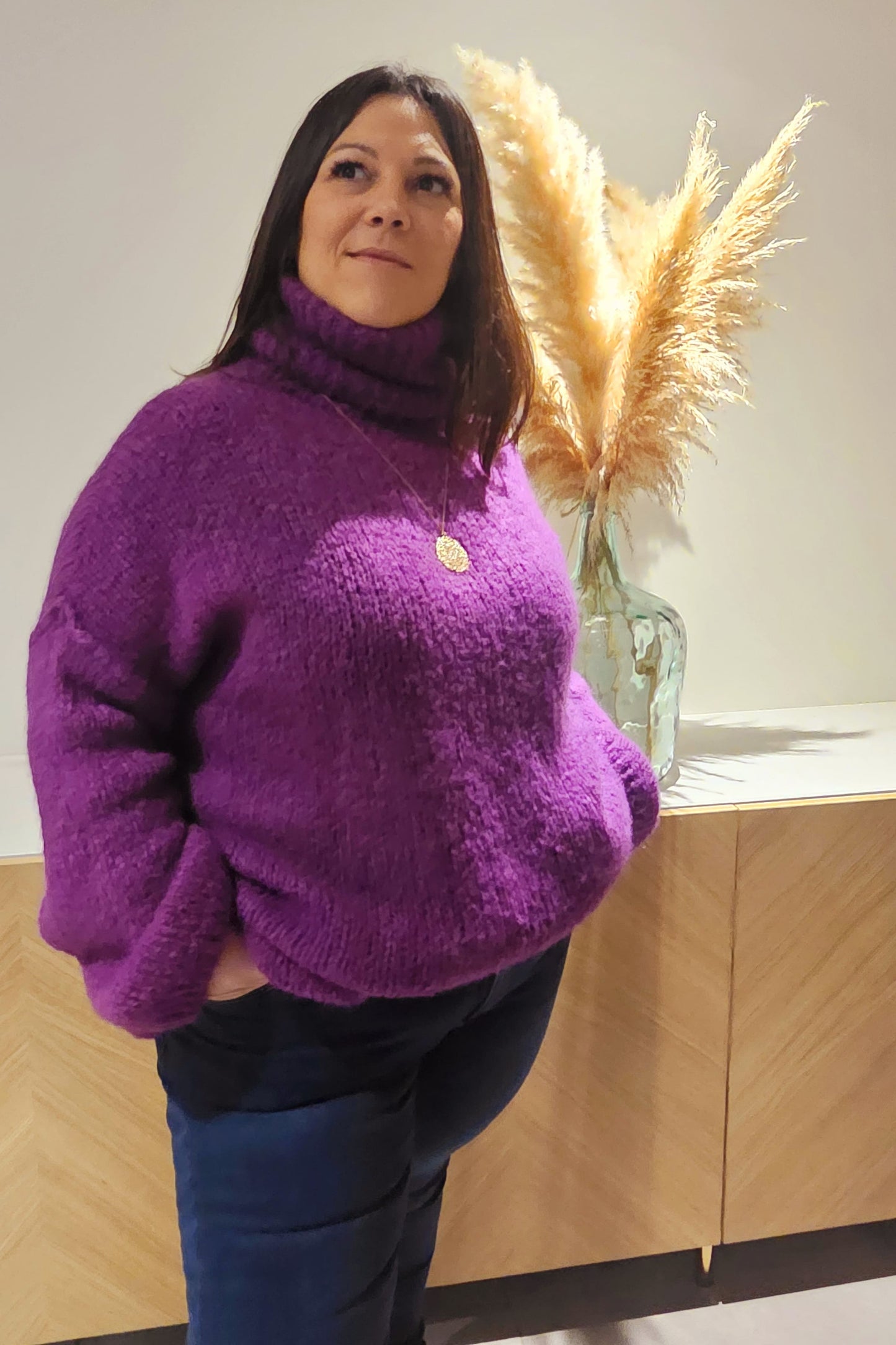 Profitez de l'élégance et du confort douillet avec notre Pull doux en laine mohair à col roulé. Avec sa coupe loose oversize et son col roulé, ce pull ajoute une touche de style à votre garde-robe. Les manches longues ballon apportent une allure décontractée et sophistiquée. Taille unique, il convient parfaitement aux tailles 36 à 48.