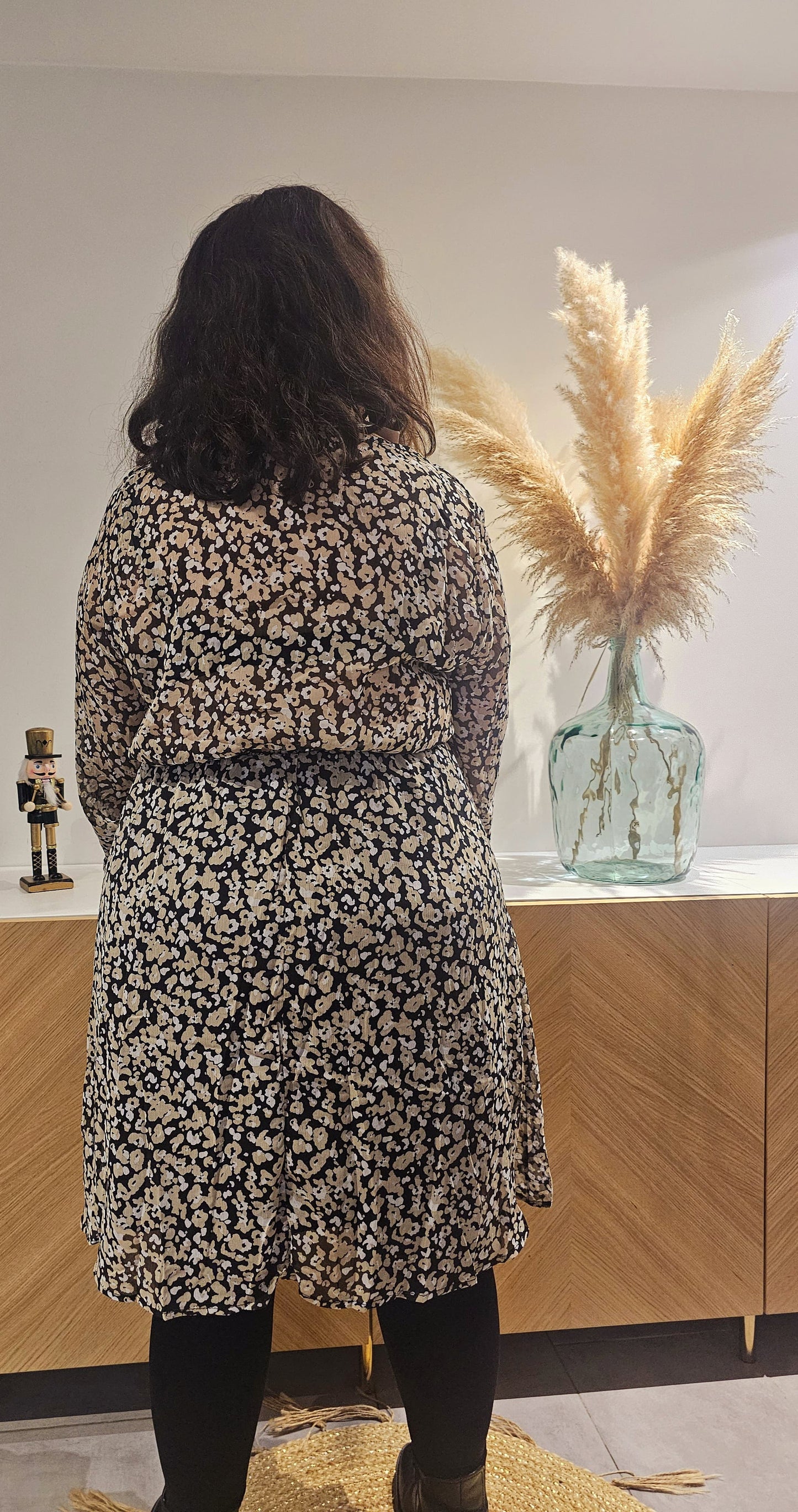 Fabuleuse robe courte en voile avec décolleté cache-coeur et bouton pression. Parfaite pour toutes les occasions grâce à sa taille élastique et sa doublure de qualité.