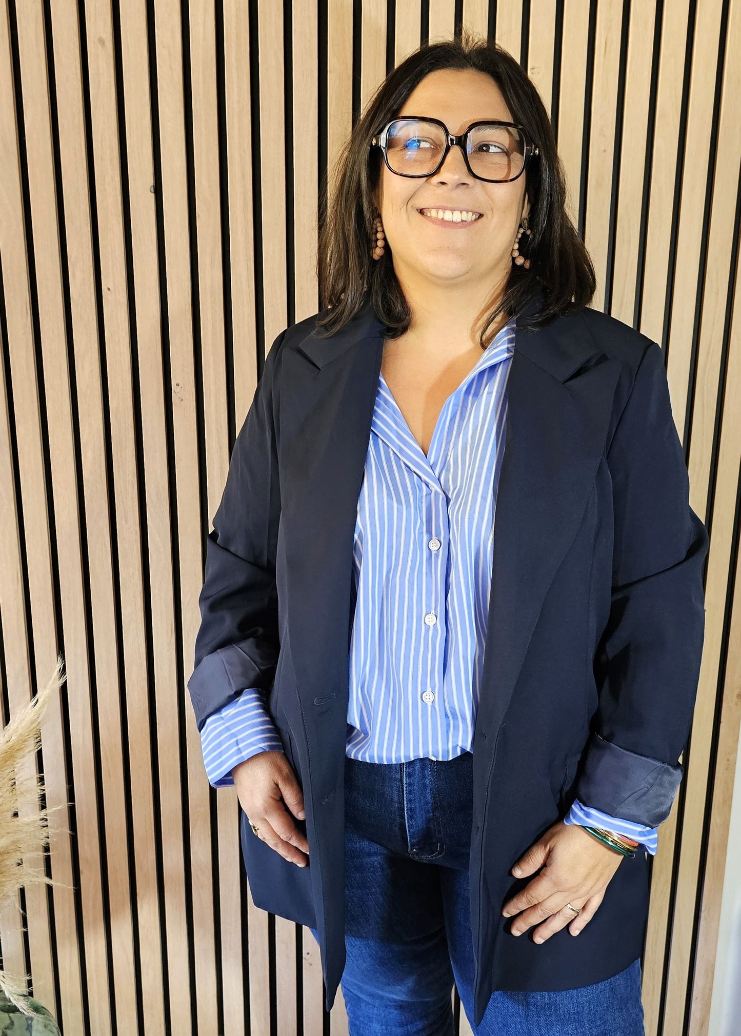 Ce blazer bleu marine à coupe large est une pièce incontournable pour un style élégant et moderne. Ses deux fausses poches à rabat sur le devant apportent une touche de sophistication, tout en maintenant une allure décontractée.
Dimensions et Conseils Taille :
Nadège mesure 1,55 m et porte la taille 46 pour son 46 habituel.
Composition et Entretien :
100% Polyester.
Veuillez lire attentivement les instructions d’entretien sur l’étiquette du vêtement.
Lavage en machine à 30°.