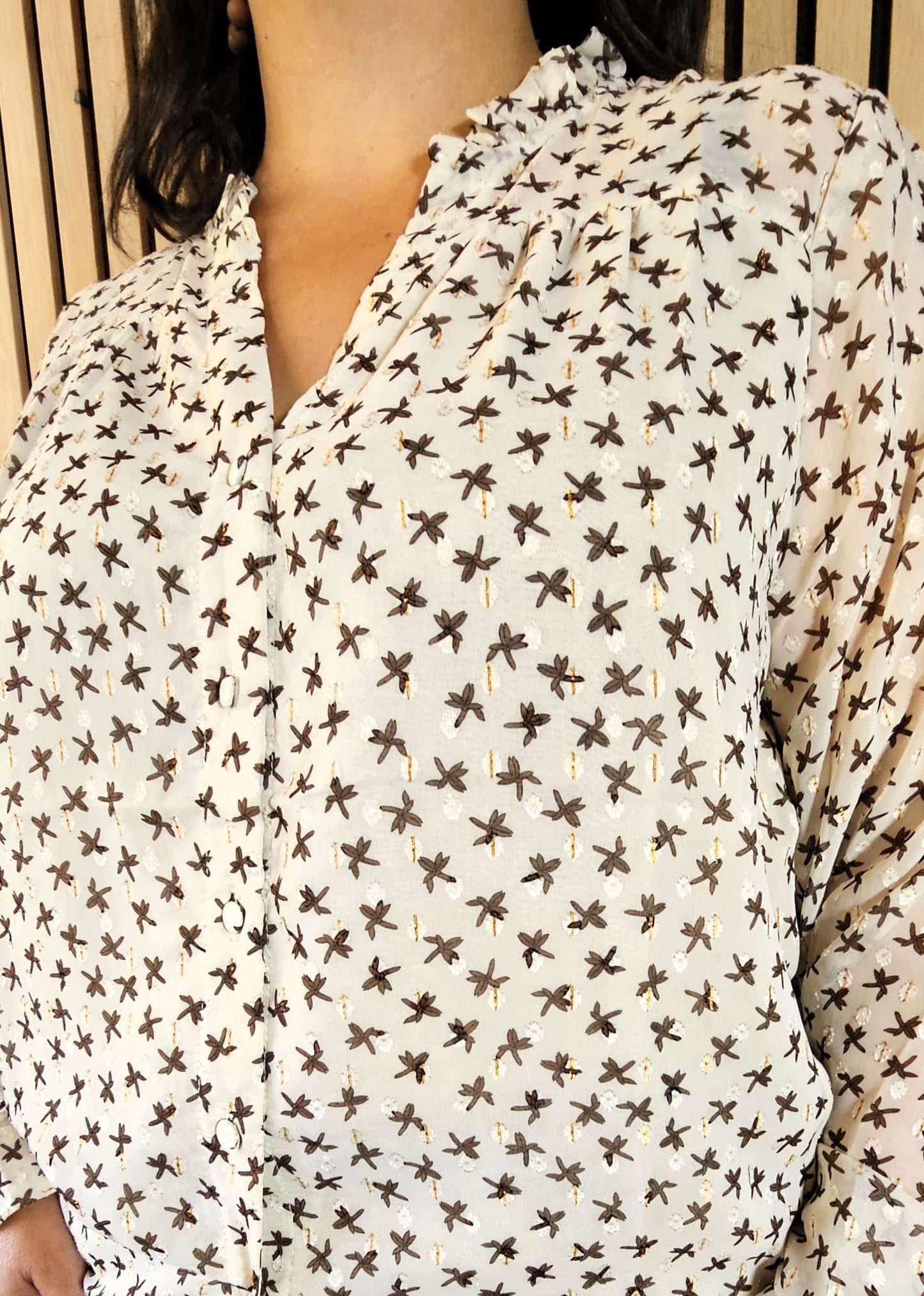 Élevez votre style avec notre blouse écru élégamment ornée de motifs marron. Son col en V et le liseré en dentelle sur le dessus des épaules ajoutent une touche de féminité, tandis que les manches longues resserrées aux poignets apportent une silhouette chic et raffinée.
Détails du Produit
Fermeture : Boutons
Manches : Longues, resserrées aux poignets
Composition et Entretien
Matière : 100% Polyester
Entretien : Veuillez lire attentivement les instructions sur l'étiquette du vêtement pour garantir une long