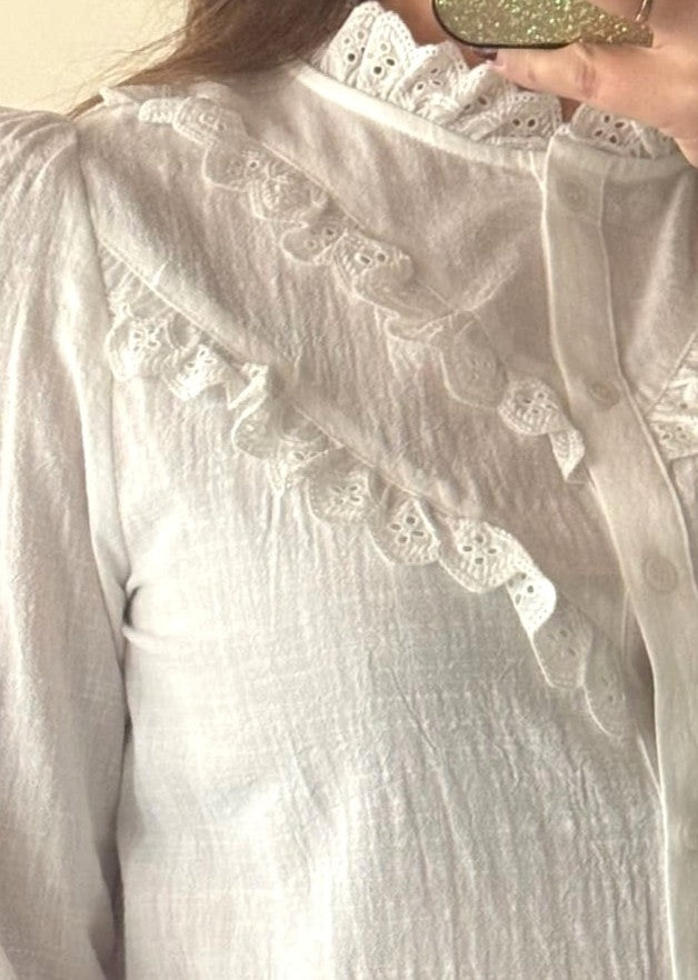 Image principale
Blouse blanche à dentelle et col volanté pour femme
Image portée
Blouse blanche avec détails en dentelle portée avec jean pour look chic
Détail col
Détail du col volanté et de la dentelle sur blouse femme blanche