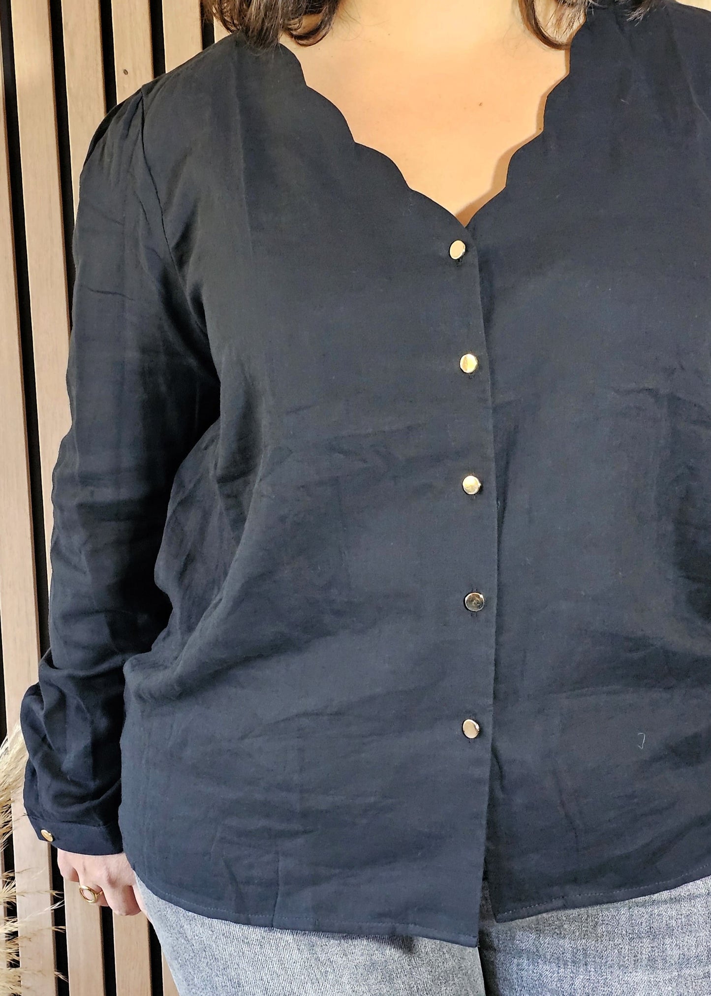 Cette blouse noire intemporelle se distingue par son col en V flatteur et sa fermeture élégante ornée de boutons dorés sur le devant, apportant une touche chic à votre tenue. Conçue pour offrir confort et style, sa coupe classique s’adapte parfaitement aux grandes tailles, permettant de la porter aussi bien pour des looks décontractés que plus habillés.
Dimensions et Conseils Taille :
Disponible en tailles XXL (44), XXXL (46) et XXXXL (48).
Nadège mesure 1,55 m et porte la taille XXXL pour son 46 h
