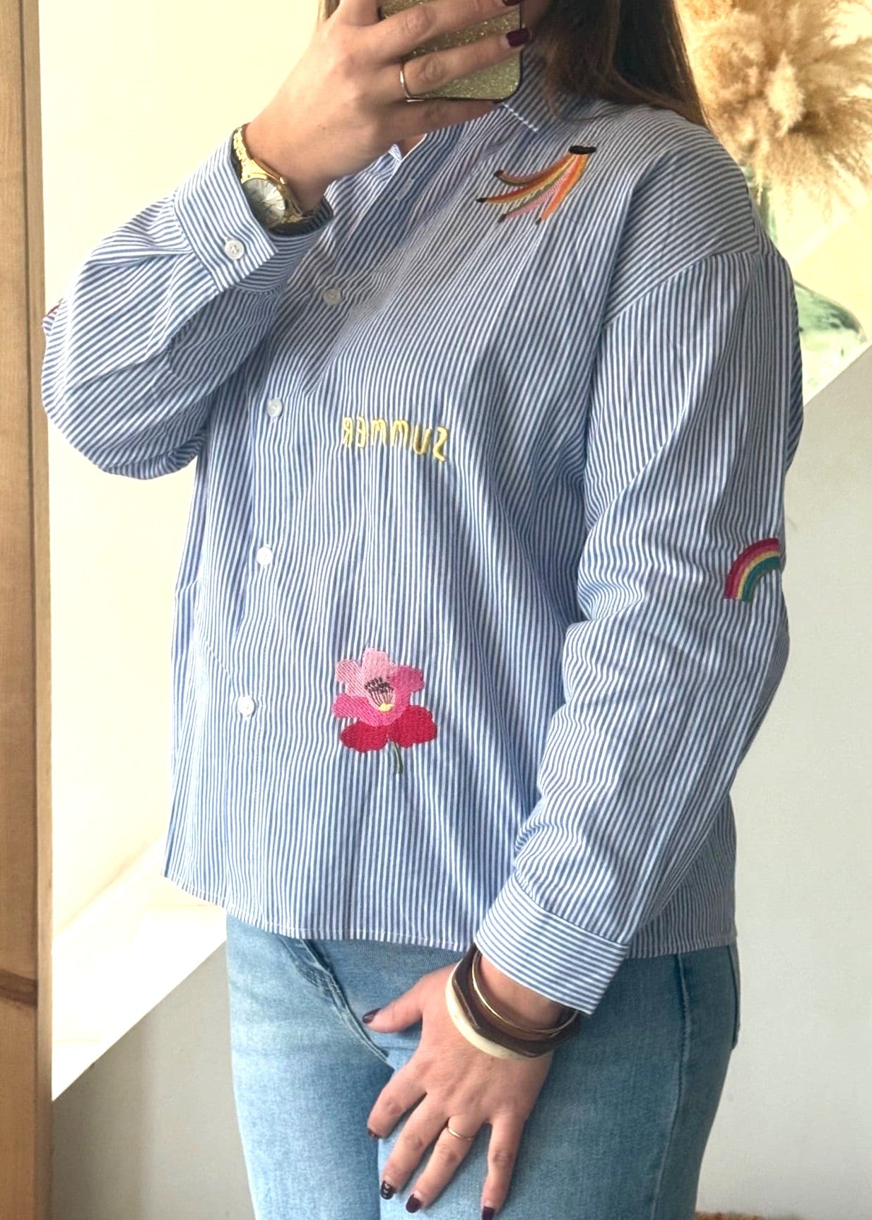 Image principale
Chemise rayée bleue femme avec broderies colorées
Détail broderie
Détail broderies perroquet et fleur sur chemise rayée
Image portée
Chemise rayée brodée portée avec jean pour look tendance