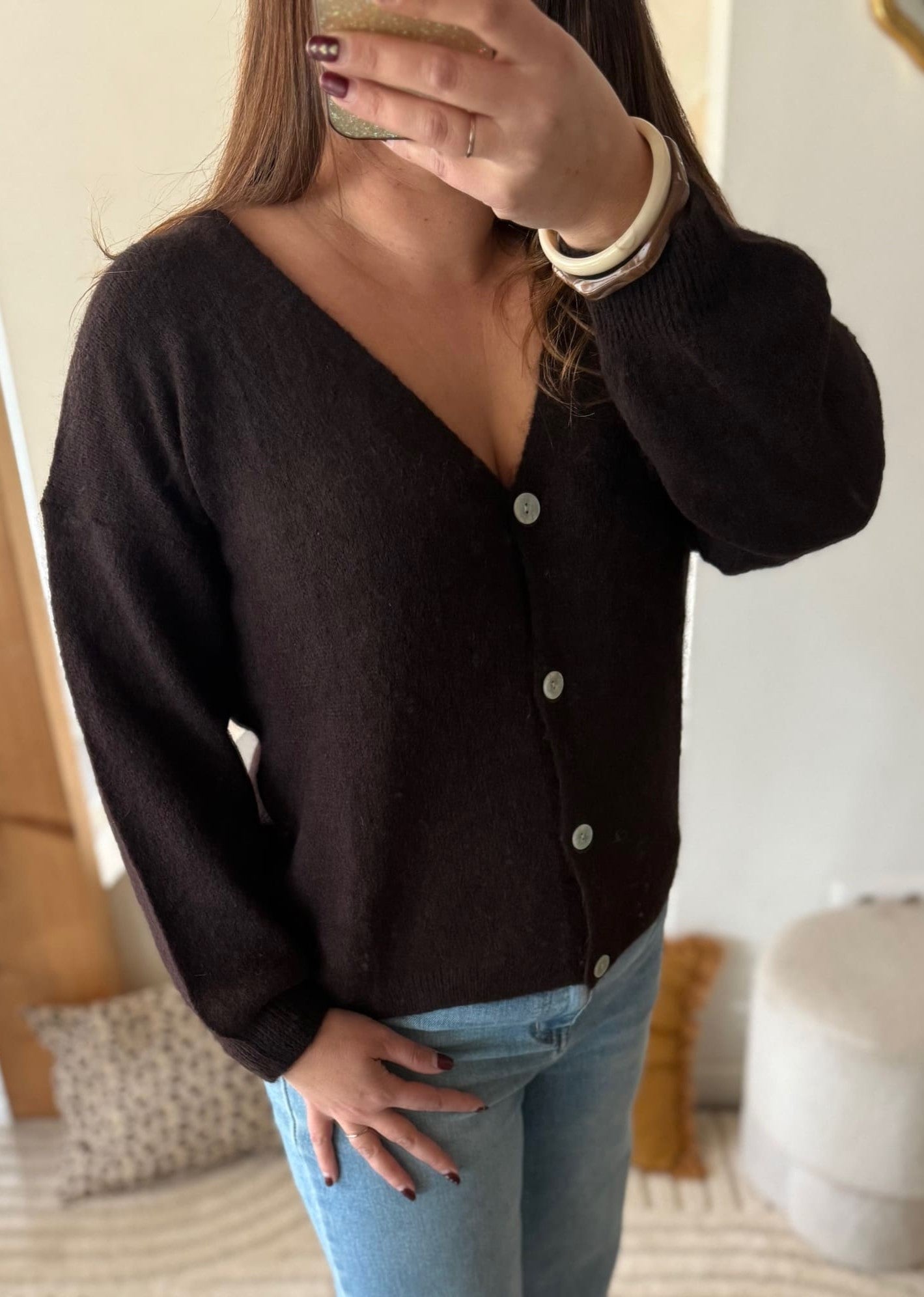 Image principale
Gilet femme marron chocolat en maille douce avec col V
Image portée
Gilet marron chocolat porté avec jean pour look chic et casual
Détail matière
Détail de la maille douce sur gilet femme marron chocolat