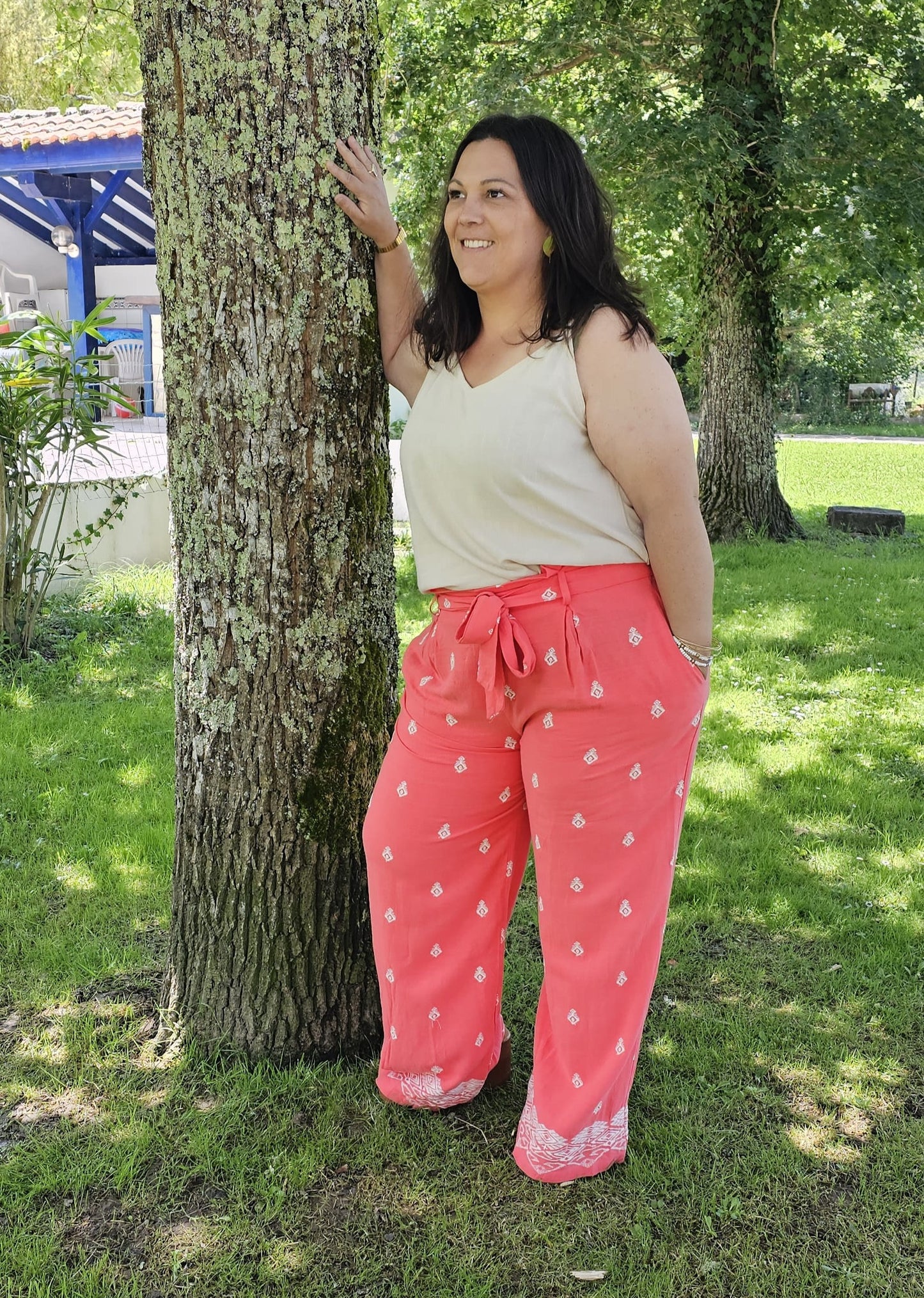 Description: Pantalon large Corail Taille haute Taille élastiqué Passants avec ceinture Deux poches sur le coté Tailles: S/M (36/38) M/L (38/40) L (40) XL (42) XXL (44) XXXL (46) XXXXL (48) Dimensions et Conseils Taille: Longueur indicative: 102 cm Longueur entre-jambes: 69 cm Composition et Entretien: 70% Viscose, 30% Lin Veuillez lire attentivement les instructions qui se trouvent sur l'étiquette du vêtement. Lavage à la main.