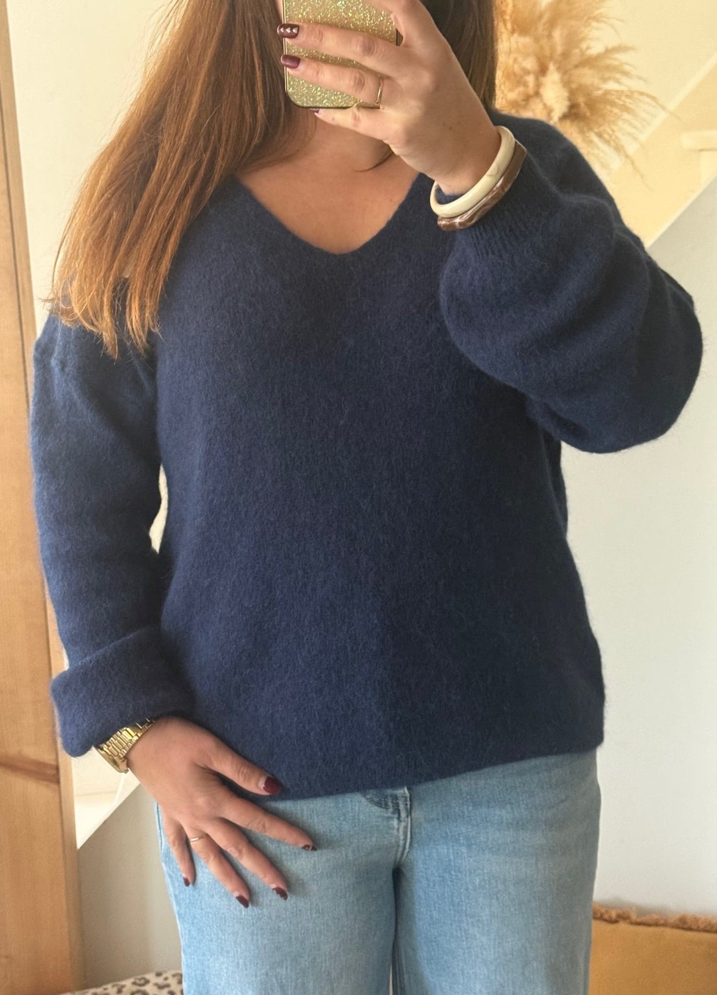 Image principale
Pull bleu marine femme en maille douce à col V
Image portée
Pull bleu marine porté avec jean pour look chic et confortable
Détail maille
Détail de la maille douce sur pull femme bleu marine