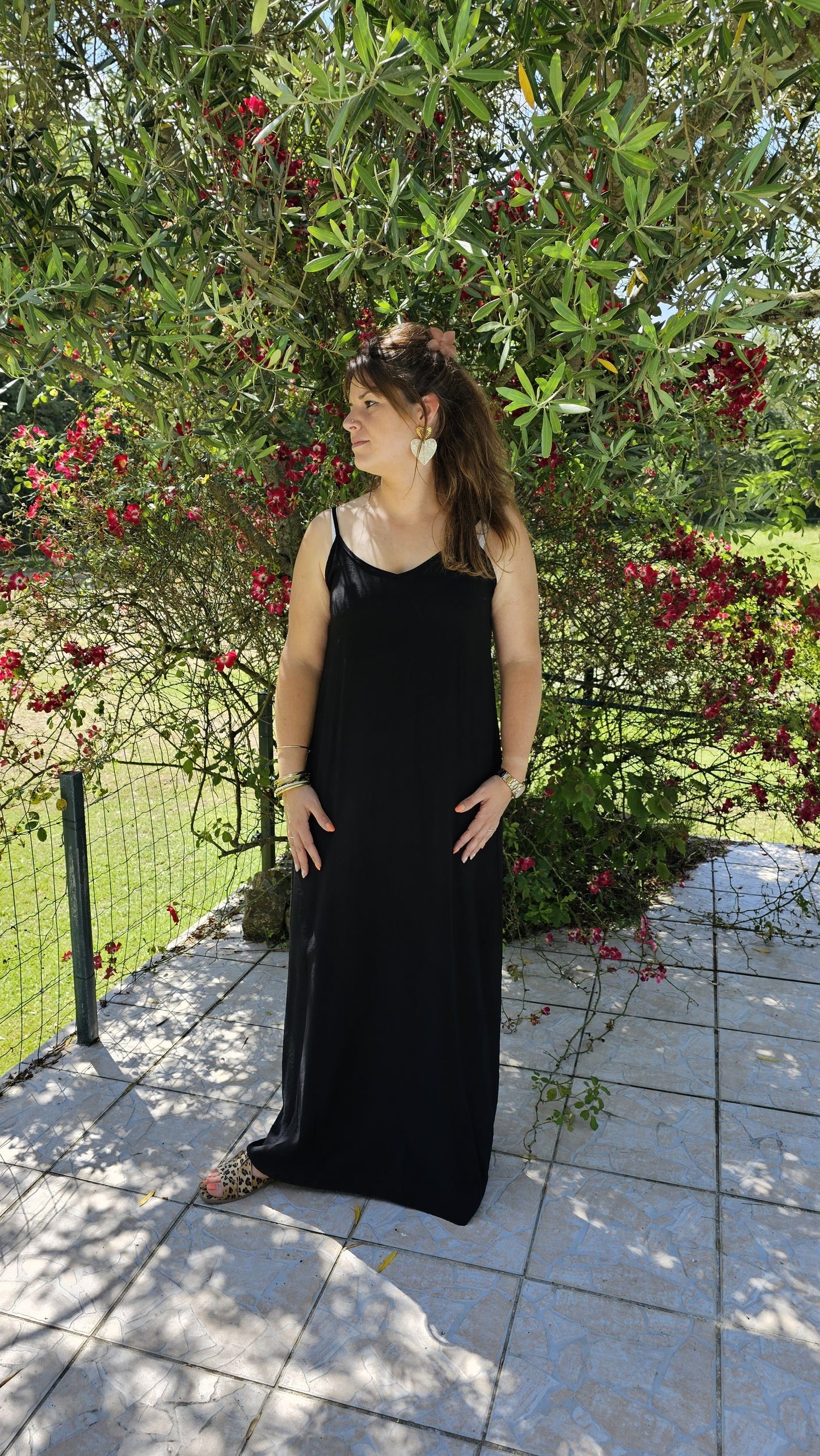 Description: Robe longue uni Coupe ample Taille unique convient du 34 au 42 Dimensions et Conseils Taille: Sandra mesure 1,65m, porte la taille unique pour son 40/42 habituel. Composition et Entretien: 87% Viscose, 13% Polyamide Veuillez lire attentivement les instructions qui se trouvent sur l'étiquette du vêtement. Lavage en machine à 30°.