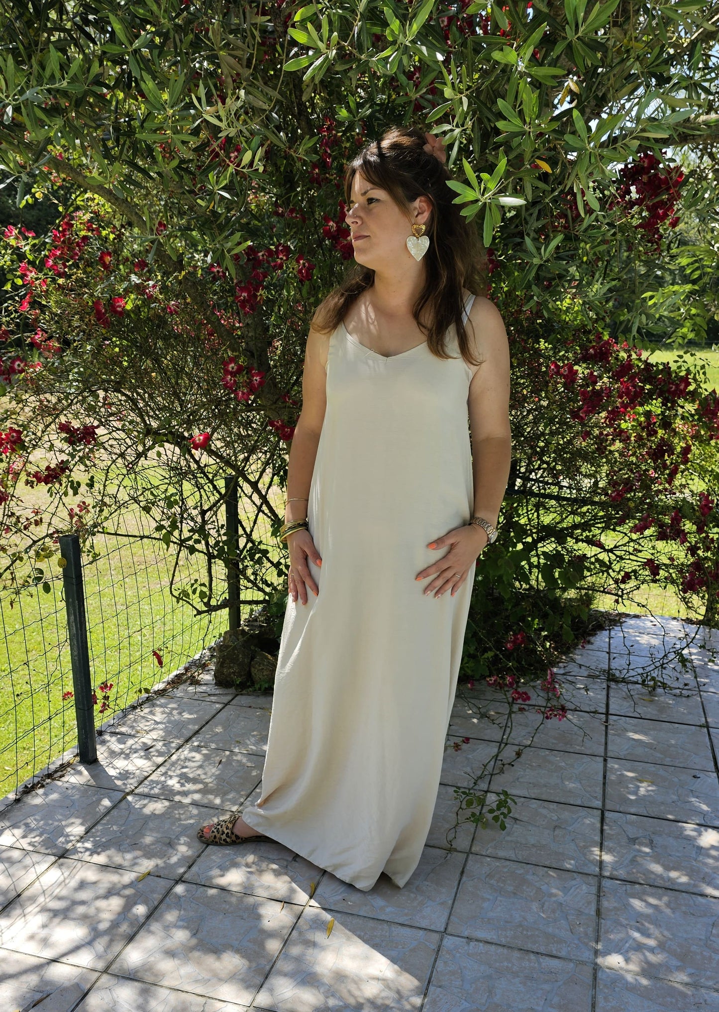 Description: Robe longue uni Coupe ample Taille unique convient du 34 au 42 Dimensions et Conseils Taille: Sandra mesure 1,65m, porte la taille unique pour son 40/42 habituel. Composition et Entretien: 87% Viscose, 13% Polyamide Veuillez lire attentivement les instructions qui se trouvent sur l'étiquette du vêtement. Lavage en machine à 30°.