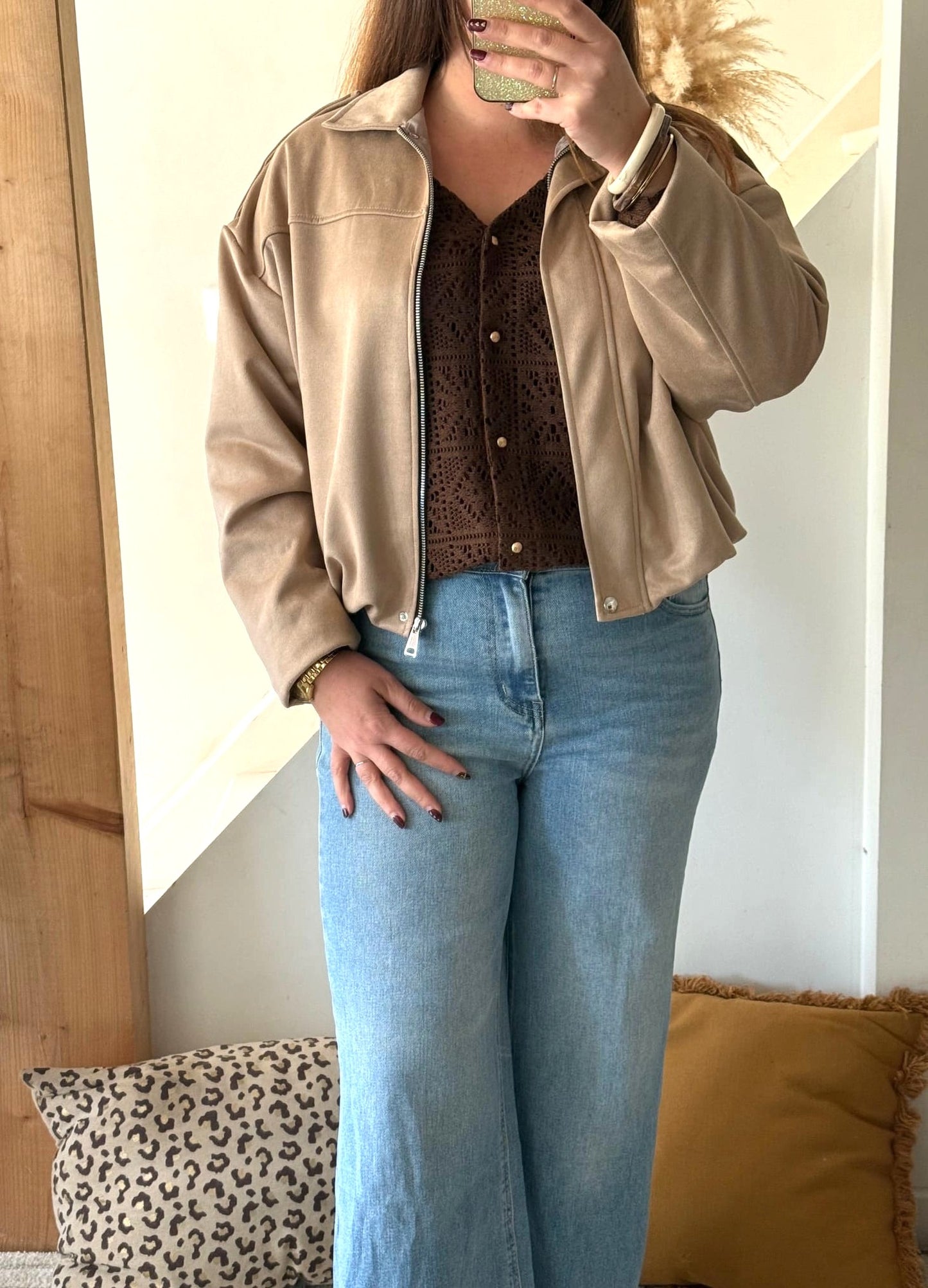 Image principale
Veste bomber beige femme zippée en matière douce
Image portée
Veste bomber beige portée avec jean pour look casual chic
Détail fermeture
Détail de la fermeture zippée sur veste bomber femme beige