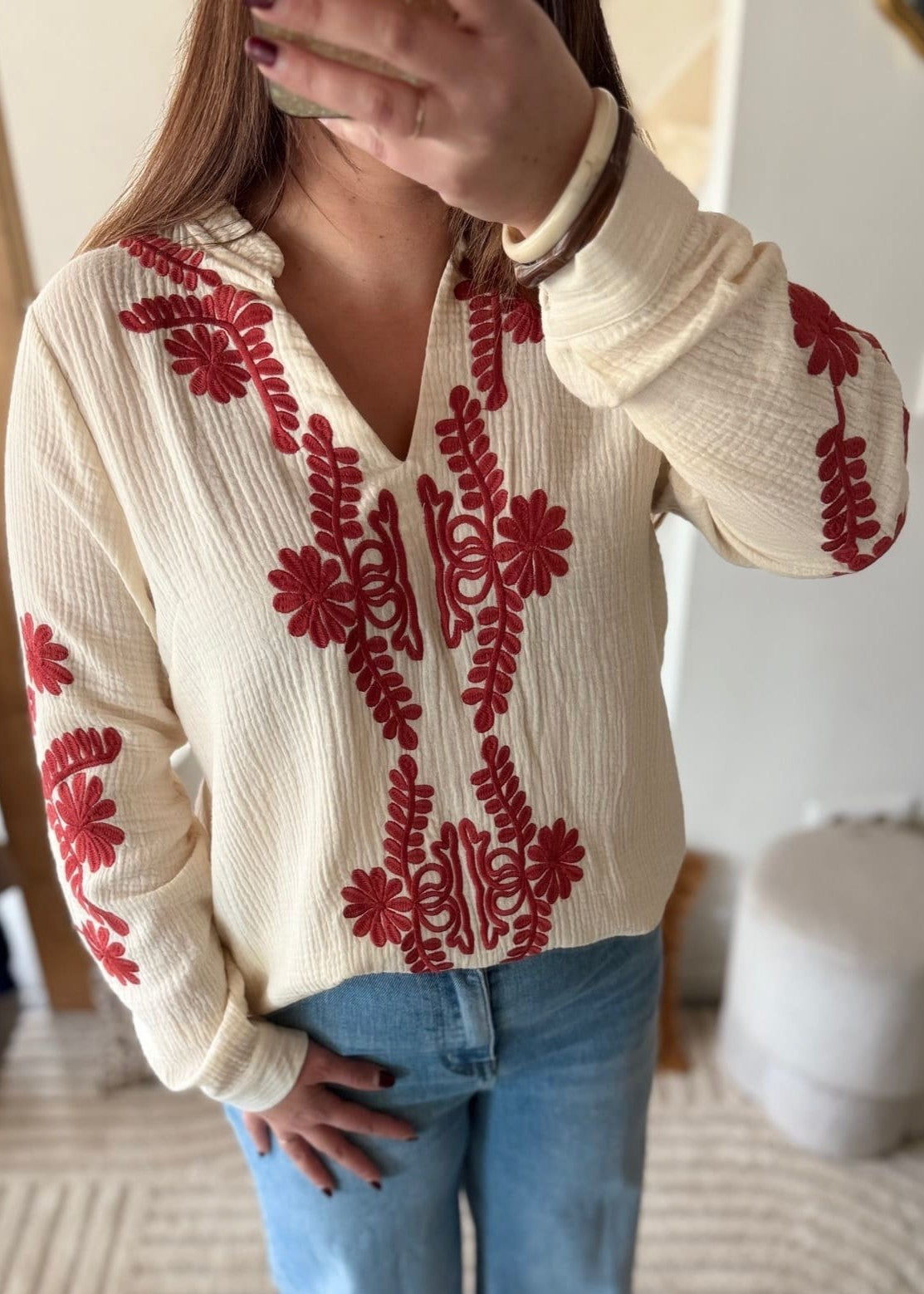 Blouse brodée écru et rouge femme grande taille du L au 4XL
Blouse écru brodée rouge portée avec jean pour look chic grande taille
Détail des broderies rouges sur blouse femme écru grande taille