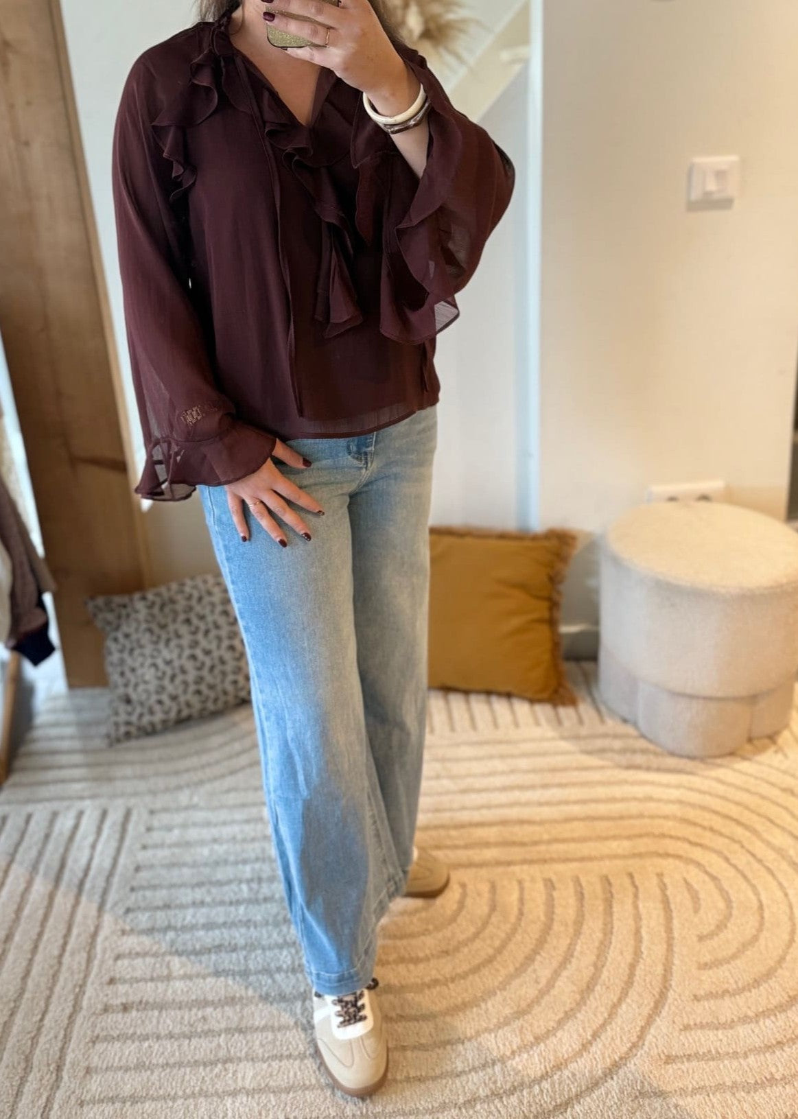 Image principale

Blouse fluide couleur chocolat avec volants pour femme

Image portée

Blouse chocolat fluide portée avec jean pour look élégant

Détail col

Détail des volants sur blouse femme chocolat