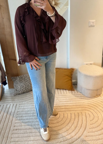 Image principale

Blouse fluide couleur chocolat avec volants pour femme

Image portée

Blouse chocolat fluide portée avec jean pour look élégant

Détail col

Détail des volants sur blouse femme chocolat