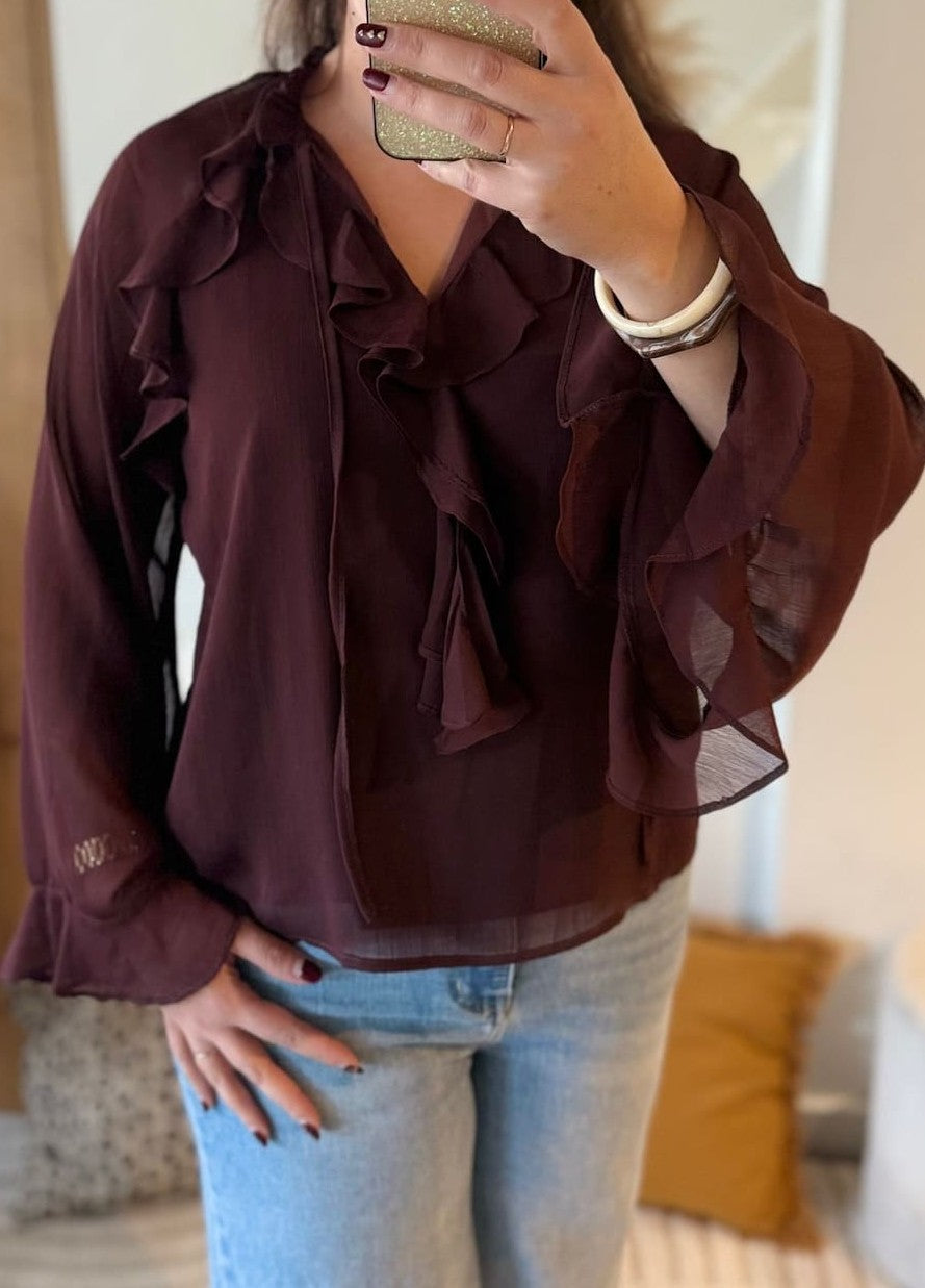 Image principale

Blouse fluide couleur chocolat avec volants pour femme

Image portée

Blouse chocolat fluide portée avec jean pour look élégant

Détail col

Détail des volants sur blouse femme chocolat
