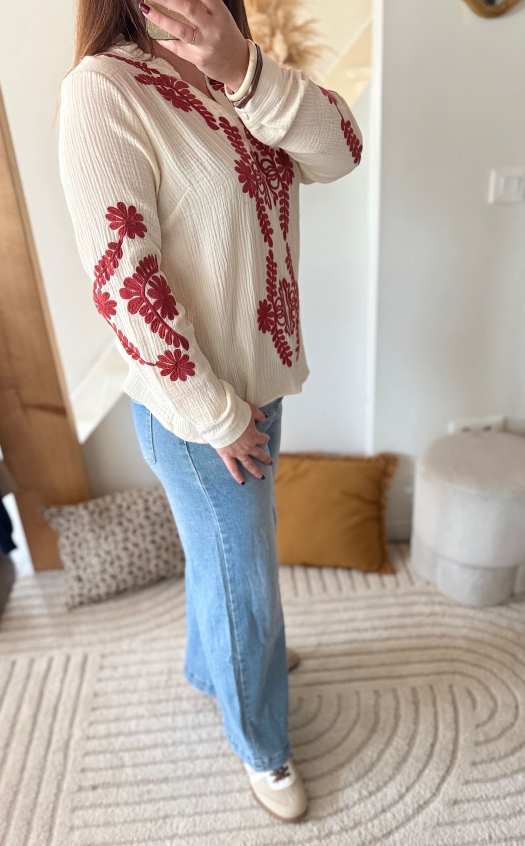 Blouse brodée écru et rouge femme grande taille du L au 4XL
Blouse écru brodée rouge portée avec jean pour look chic grande taille
Détail des broderies rouges sur blouse femme écru grande taille