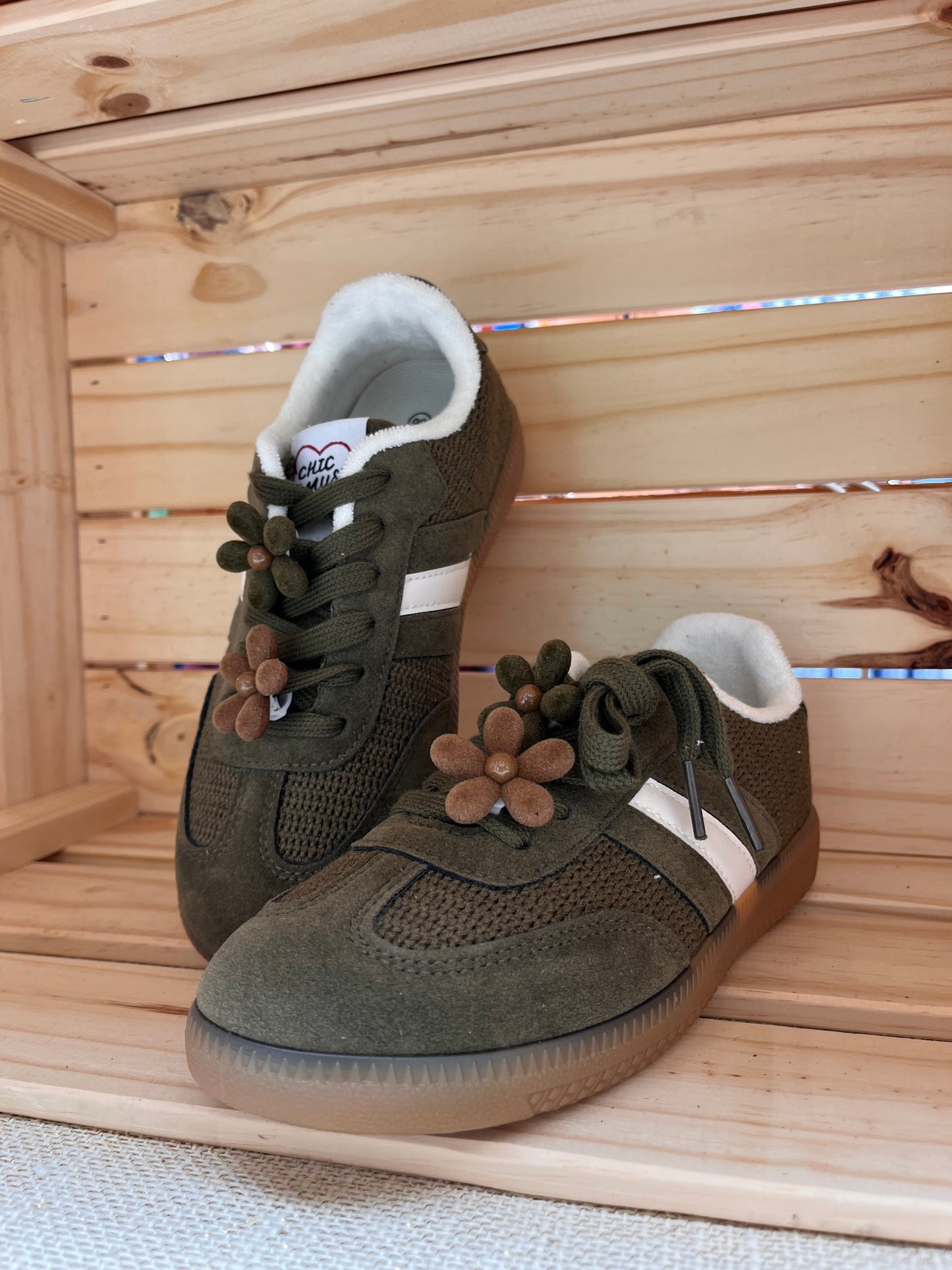 Baskets kaki fleuries