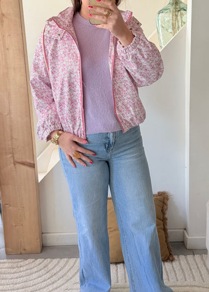 Veste femme imprimé fleuri

Veste légère fleurie zippée

Détail veste fleurie femme