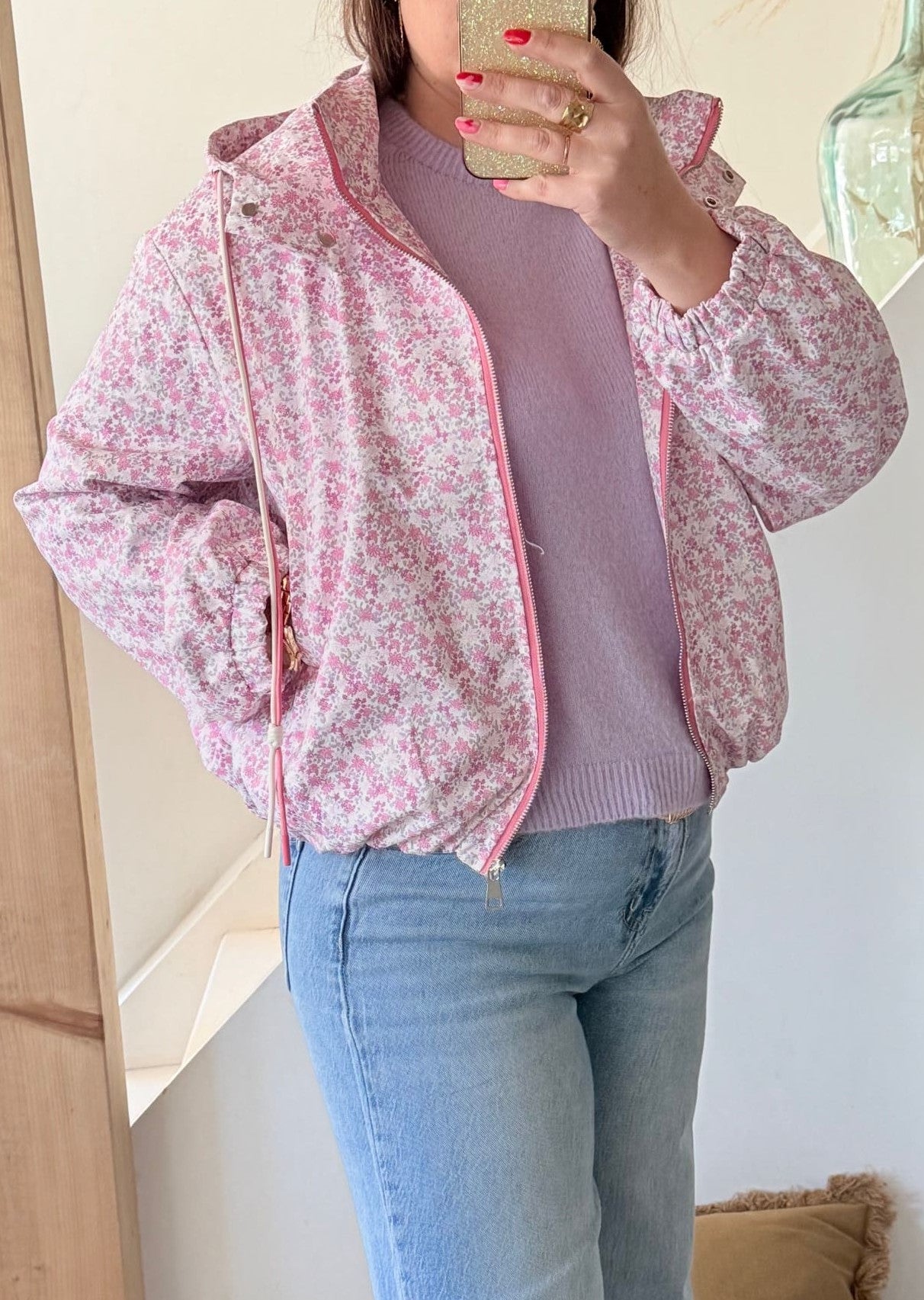 Veste femme imprimé fleuri

Veste légère fleurie zippée

Détail veste fleurie femme