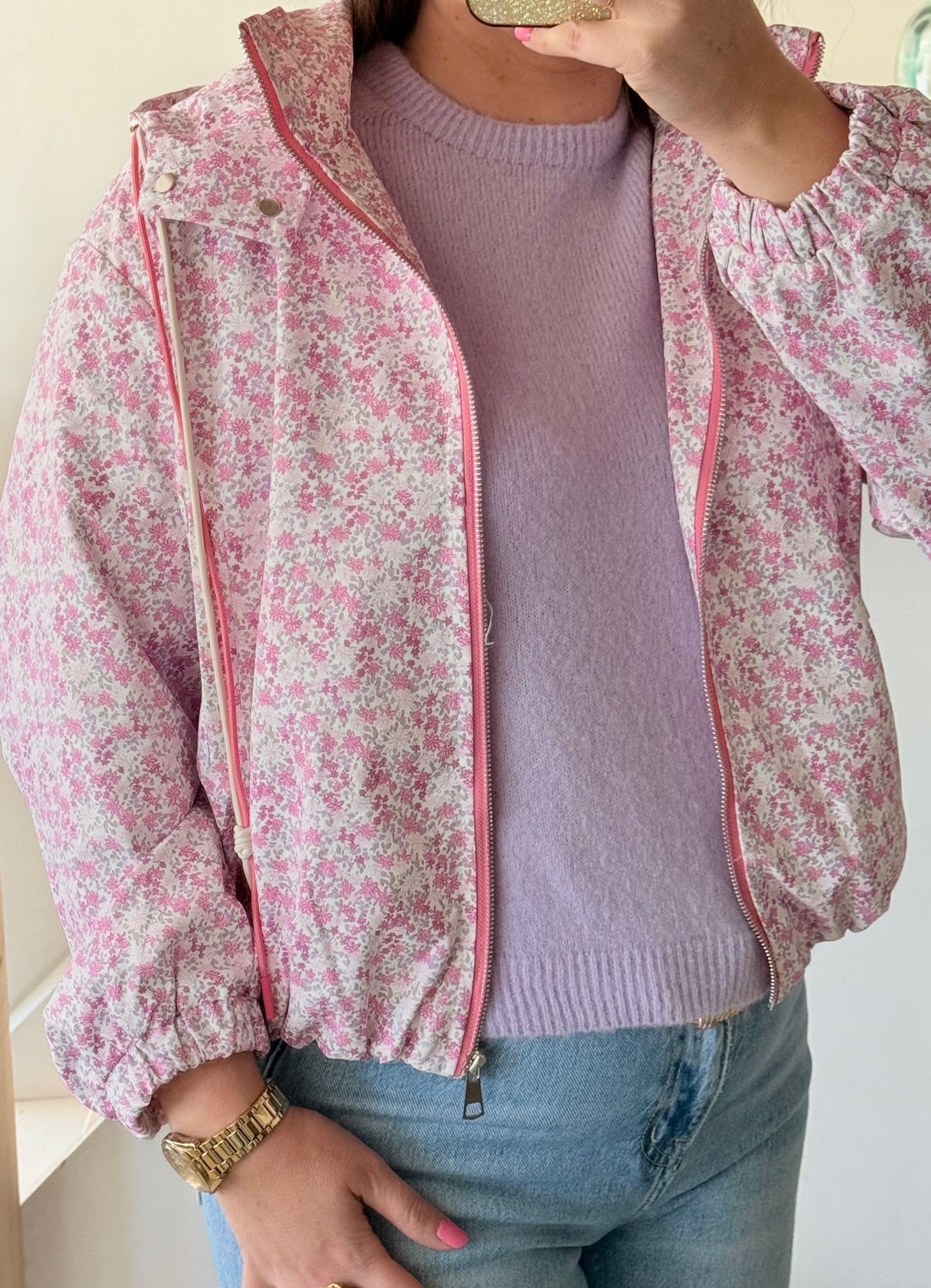 Veste femme imprimé fleuri

Veste légère fleurie zippée

Détail veste fleurie femme