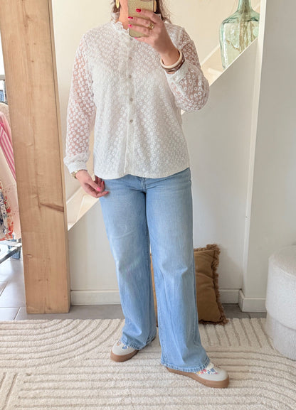 Blouse en dentelle fleurie à col volanté