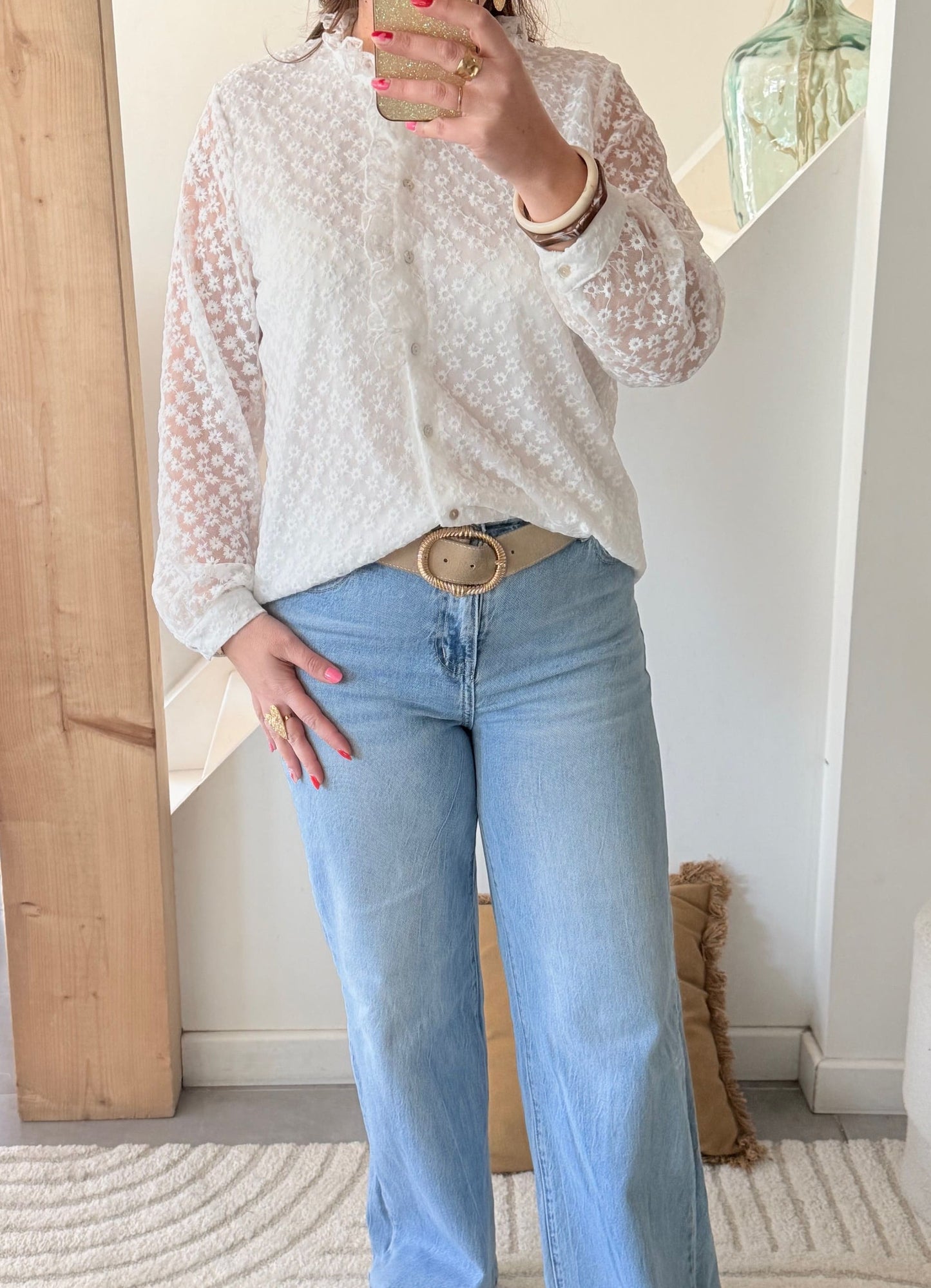 Blouse en dentelle fleurie à col volanté