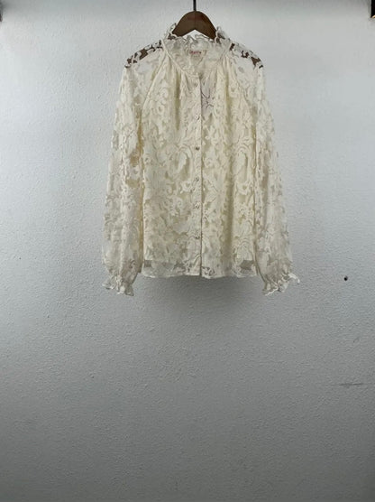 Blouse en dentelle écrue – romantique & élégante