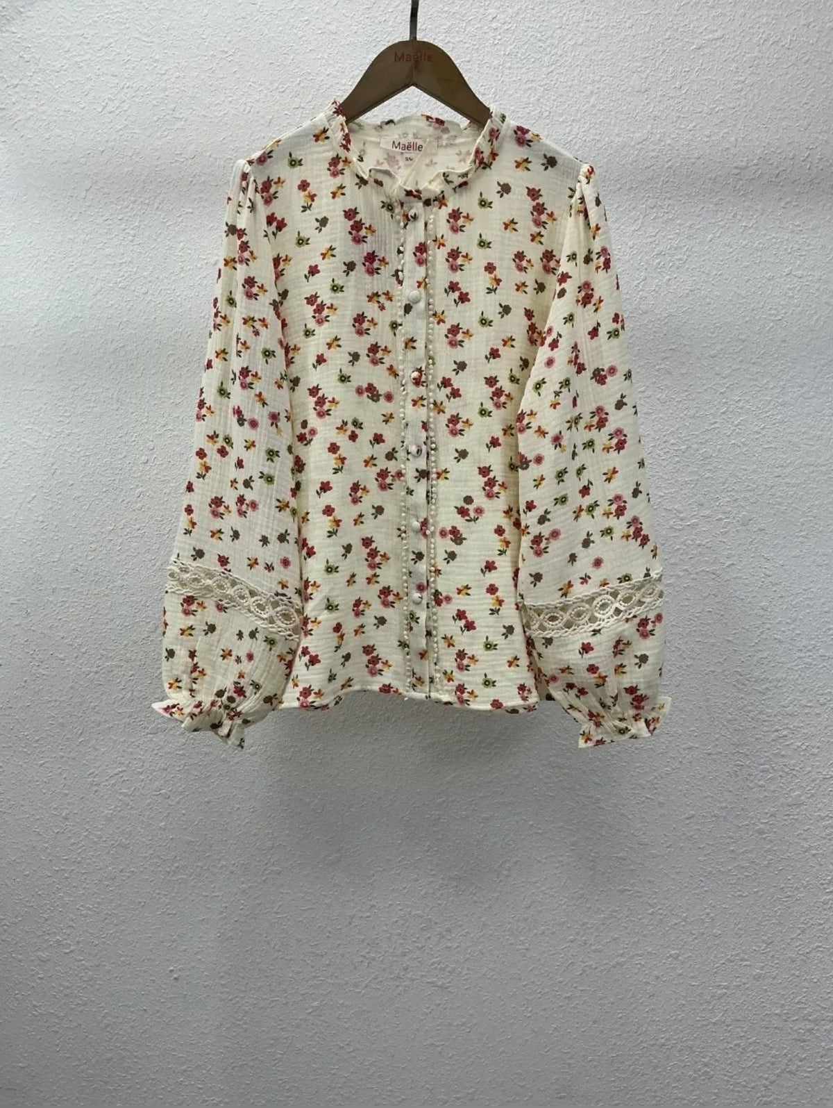 Blouse fleurie écrue à détails dentelle