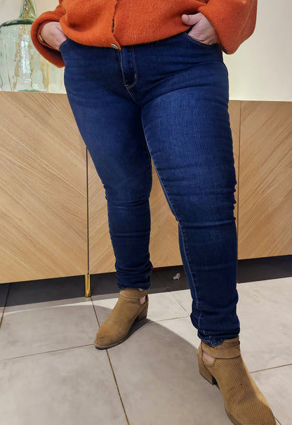 Le jean bleu brut push up est parfait pour mettre en valeur votre silhouette grâce à sa coupe slim très stretch. Il possède deux poches sur le devant et deux poches plaquées à l'arrière, ainsi qu'une fermeture éclair et un bouton pour un look élégant. N'oubliez pas d'ajouter une ceinture grâce aux passants prévus à cet effet.  Prendre une taille en dessous.