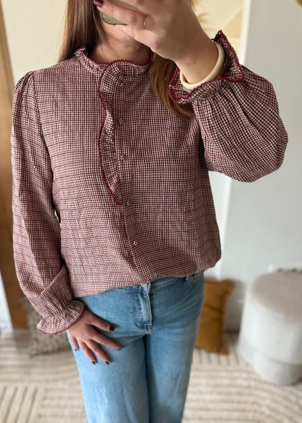 Image principale

Blouse à carreaux bordeaux avec volants femme grande taille L à 4XL

Image portée

Blouse bordeaux à carreaux portée avec jean pour look chic grande taille

Détail col

Détail des volants sur blouse femme à carreaux bordeaux grande taille