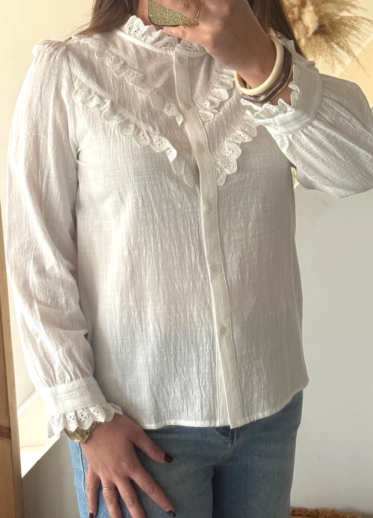Image principale

Blouse blanche à dentelle et col volanté pour femme

Image portée

Blouse blanche avec détails en dentelle portée avec jean pour look chic

Détail col

Détail du col volanté et de la dentelle sur blouse femme blanche