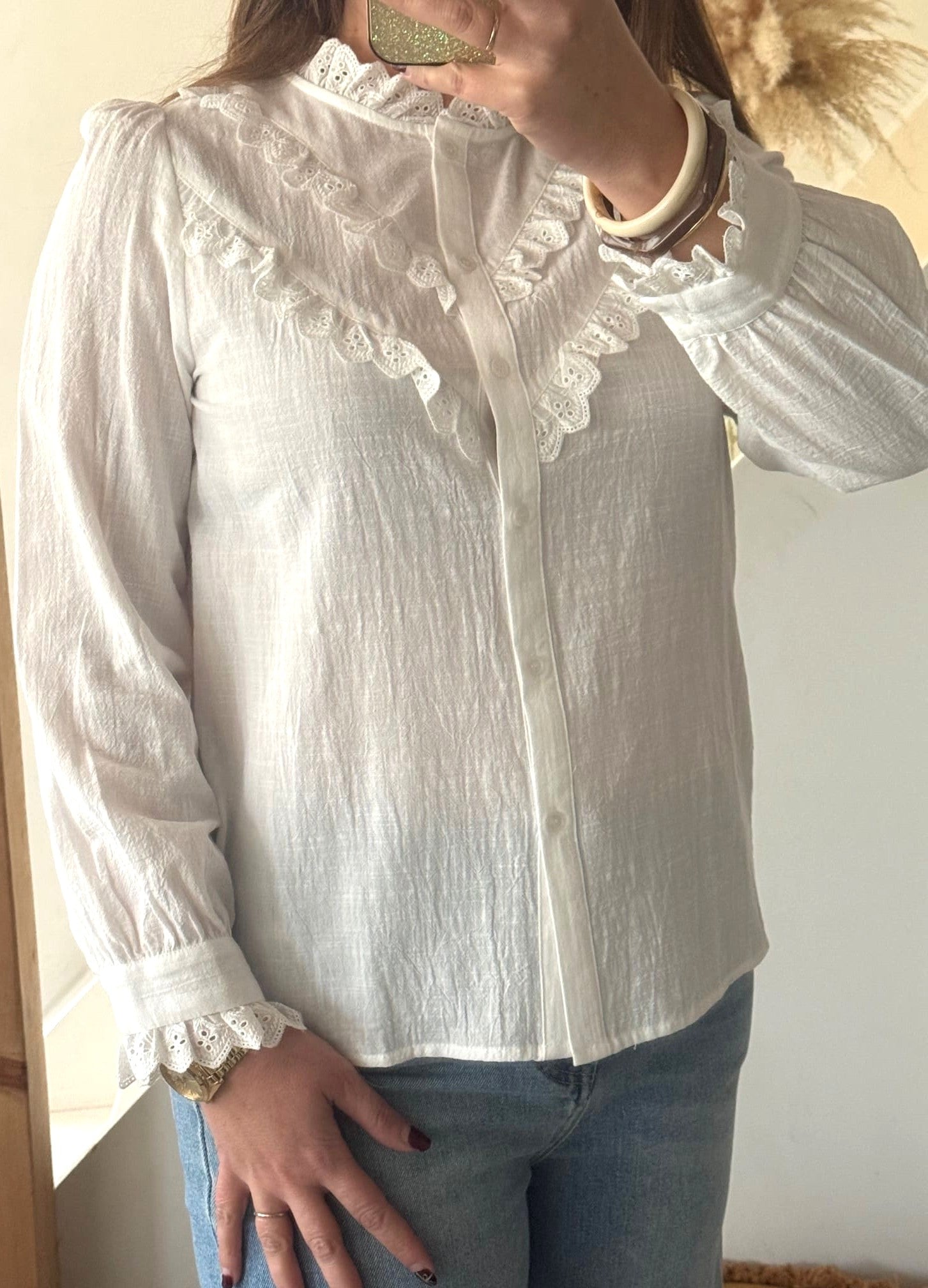 Image principale

Blouse blanche à dentelle et col volanté pour femme

Image portée

Blouse blanche avec détails en dentelle portée avec jean pour look chic

Détail col

Détail du col volanté et de la dentelle sur blouse femme blanche