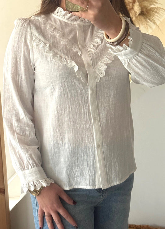 Image principale

Blouse blanche à dentelle et col volanté pour femme

Image portée

Blouse blanche avec détails en dentelle portée avec jean pour look chic

Détail col

Détail du col volanté et de la dentelle sur blouse femme blanche