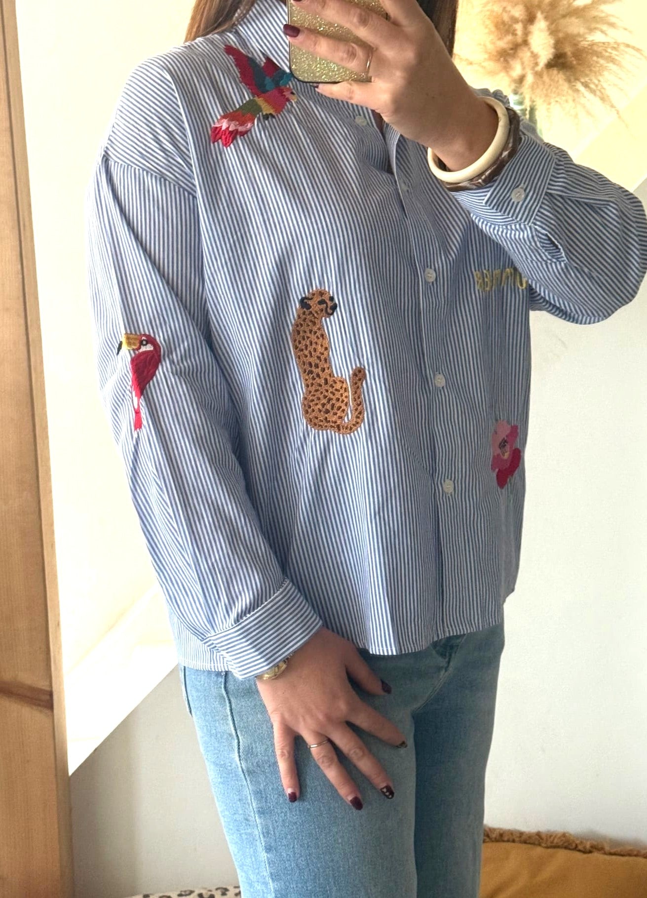 Image principale

Chemise rayée bleue femme avec broderies colorées

Détail broderie

Détail broderies perroquet et fleur sur chemise rayée

Image portée

Chemise rayée brodée portée avec jean pour look tendance