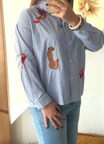 Image principale

Chemise rayée bleue femme avec broderies colorées

Détail broderie

Détail broderies perroquet et fleur sur chemise rayée

Image portée

Chemise rayée brodée portée avec jean pour look tendance