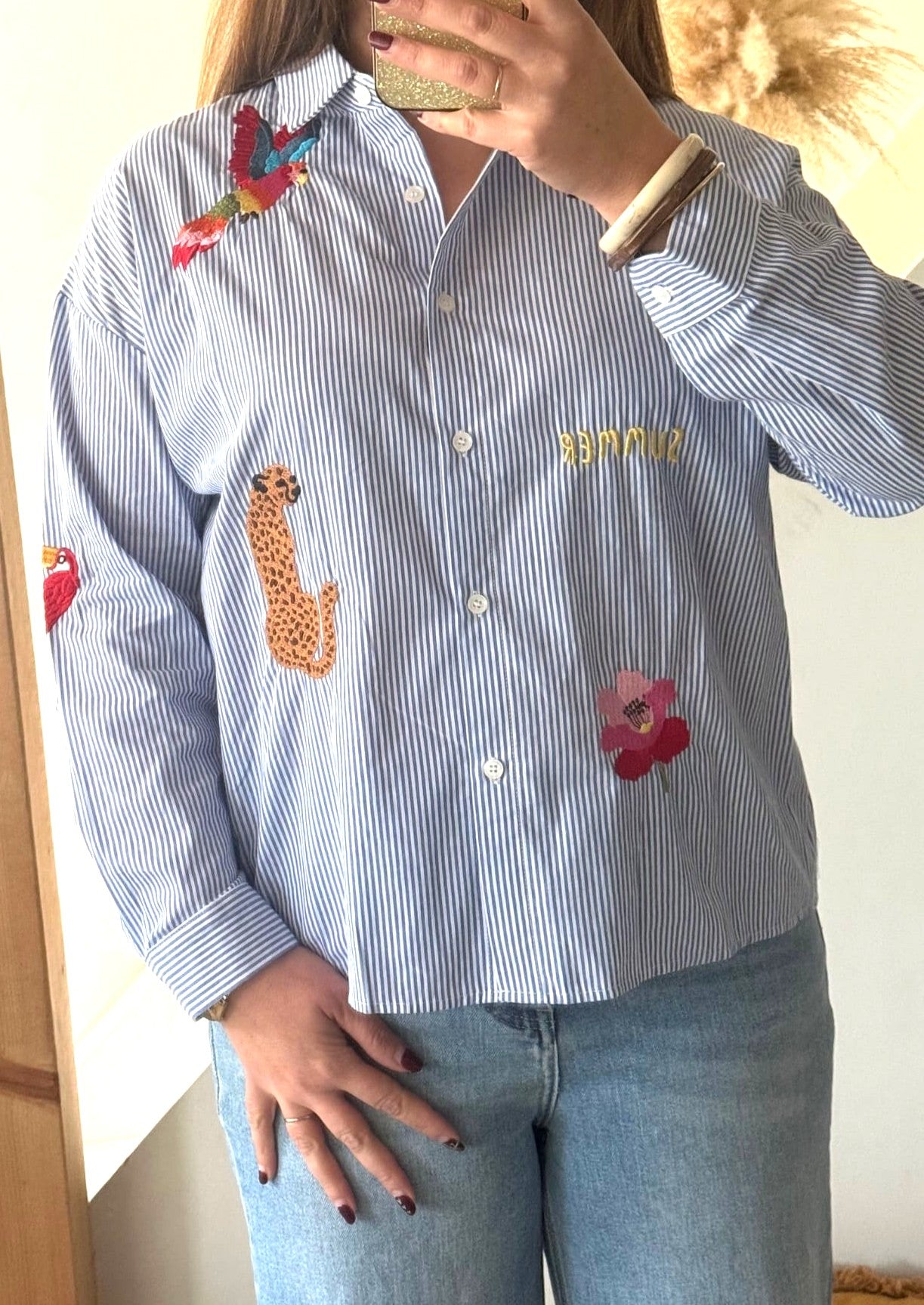 Image principale

Chemise rayée bleue femme avec broderies colorées

Détail broderie

Détail broderies perroquet et fleur sur chemise rayée

Image portée

Chemise rayée brodée portée avec jean pour look tendance