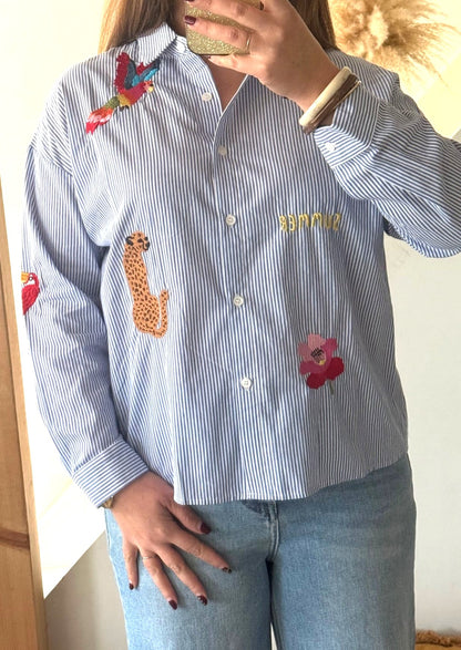 Image principale

Chemise rayée bleue femme avec broderies colorées

Détail broderie

Détail broderies perroquet et fleur sur chemise rayée

Image portée

Chemise rayée brodée portée avec jean pour look tendance