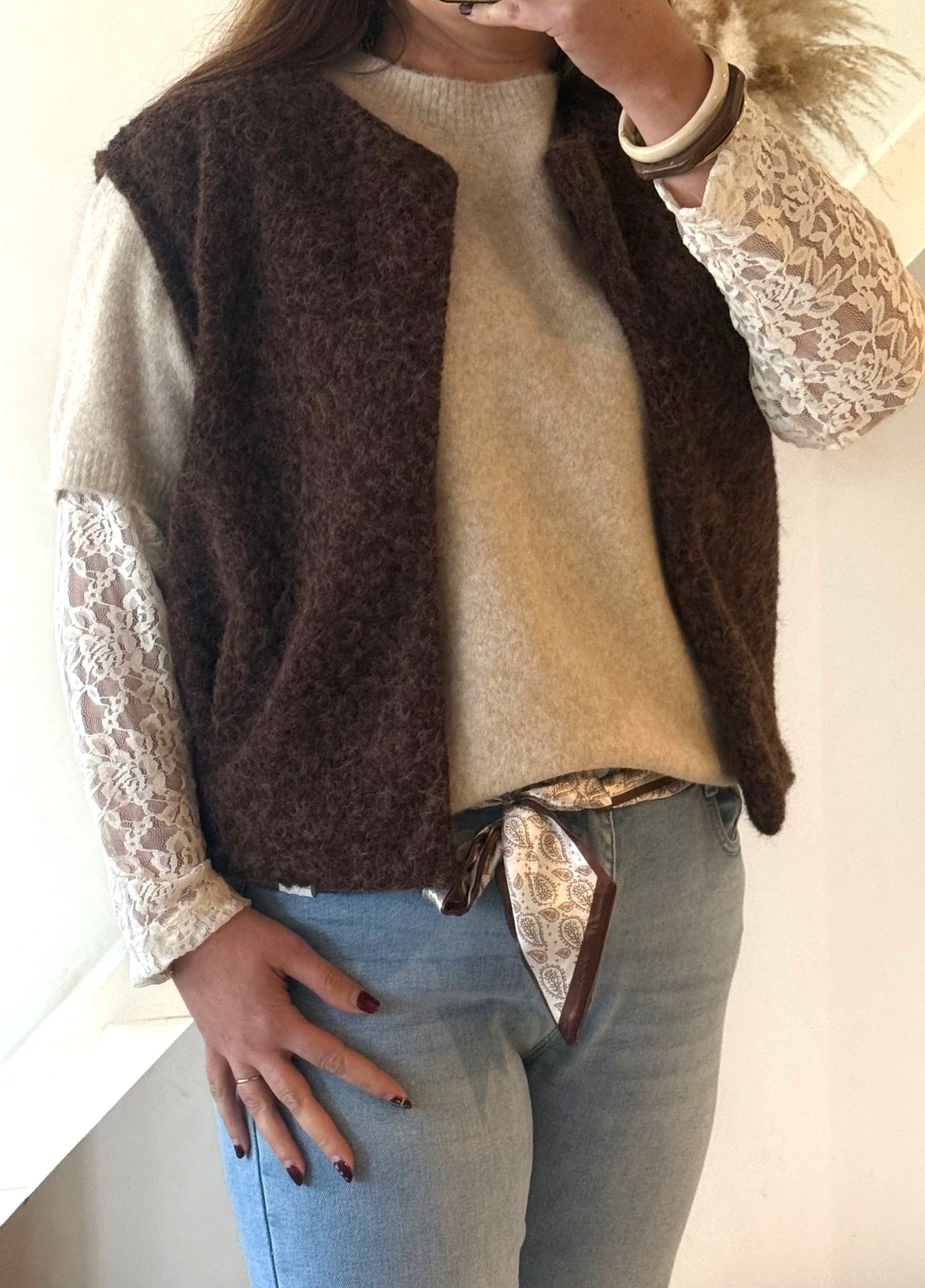 Image principale

Gilet sans manches femme épais coupe large porté sur pull

Image portée

Gilet sans manches marron épais porté avec jean pour look cocooning

Détail matière

Détail de la matière épaisse sur gilet sans manches femme