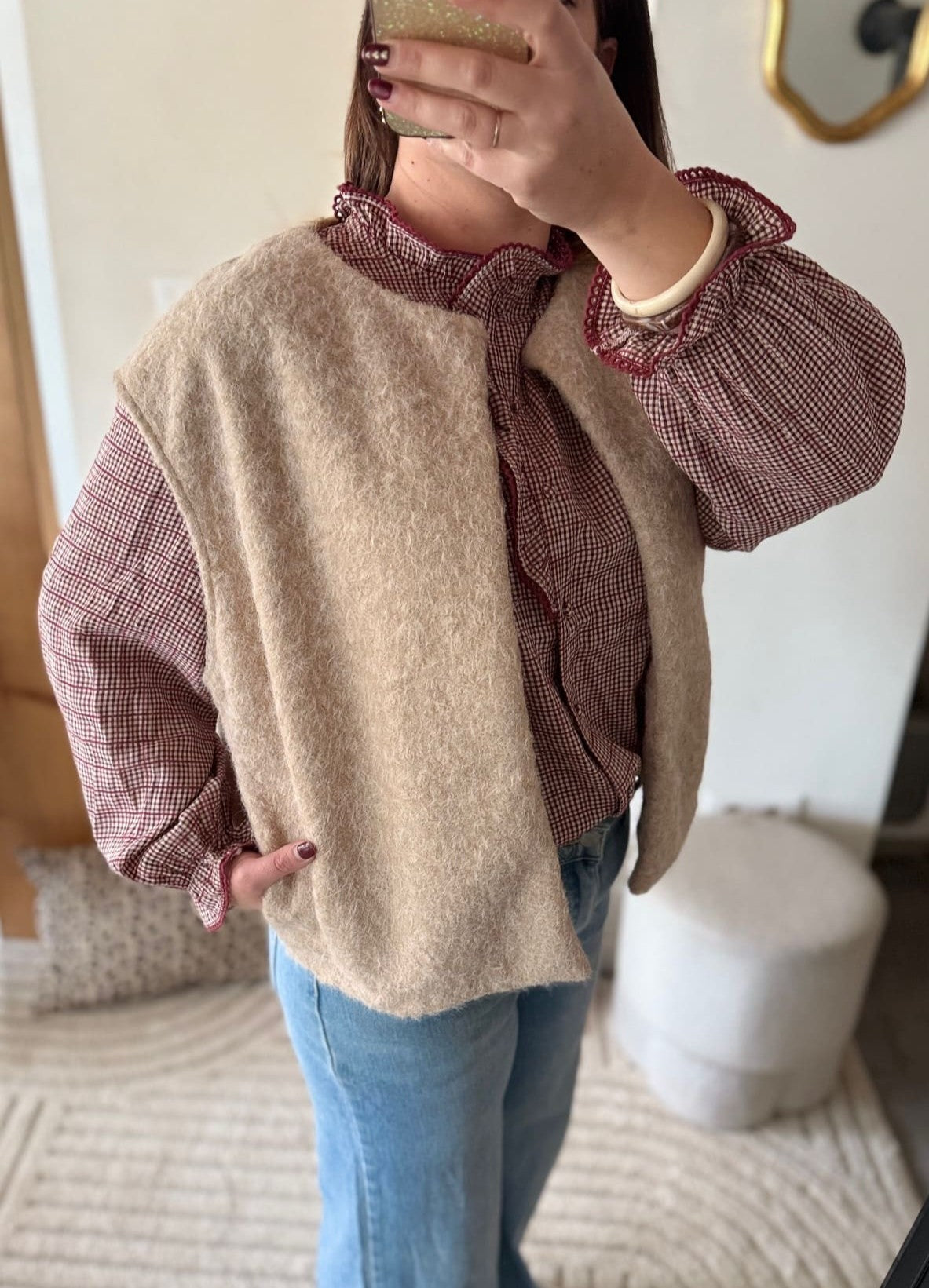 Image principale

Gilet sans manches femme épais coupe large porté sur pull

Image portée

Gilet sans manches beige épais porté avec jean pour look cocooning

Détail matière

Détail de la matière épaisse sur gilet sans manches femme