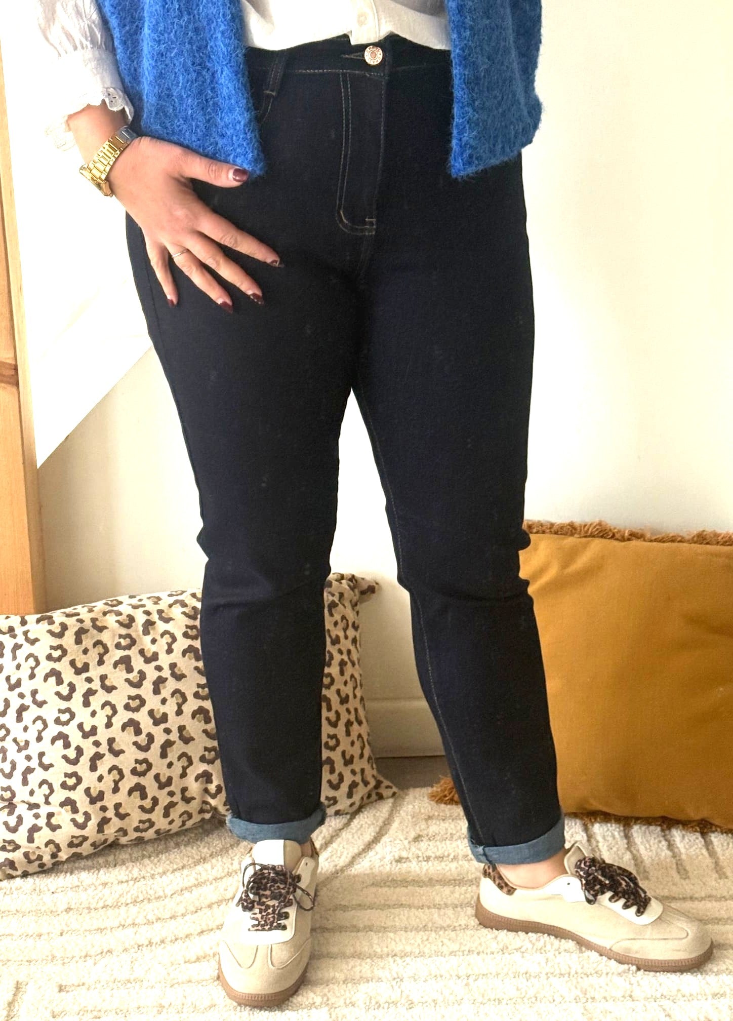 Image principale

Jean slim bleu brut femme à taille haute

Image portée

Jean slim bleu brut porté avec blouse pour look chic

Détail matière

Détail du denim sur jean slim femme bleu brut