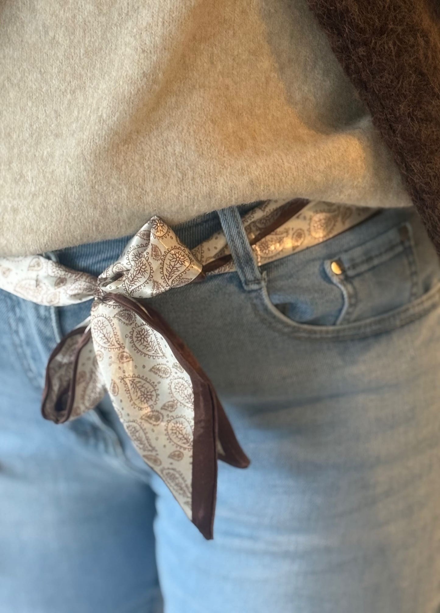 Image principale

Jean mom fit bleu clair femme à taille légèrement haute

Image portée

Jean mom fit bleu clair porté avec pull pour look casual

Détail coupe

Détail de la coupe mom fit sur jean femme bleu clair